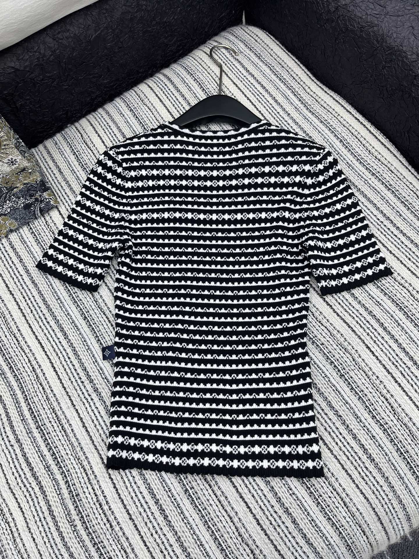 LV 1AHJ16 Scallop Stripe Knit Top