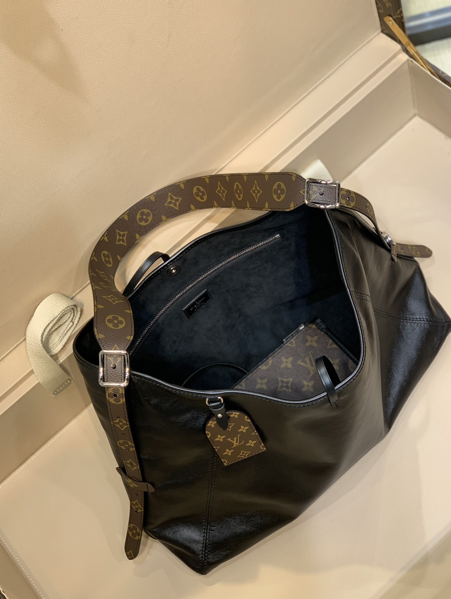 Louis Vuitton M25143 CarryAll MM Dark Black