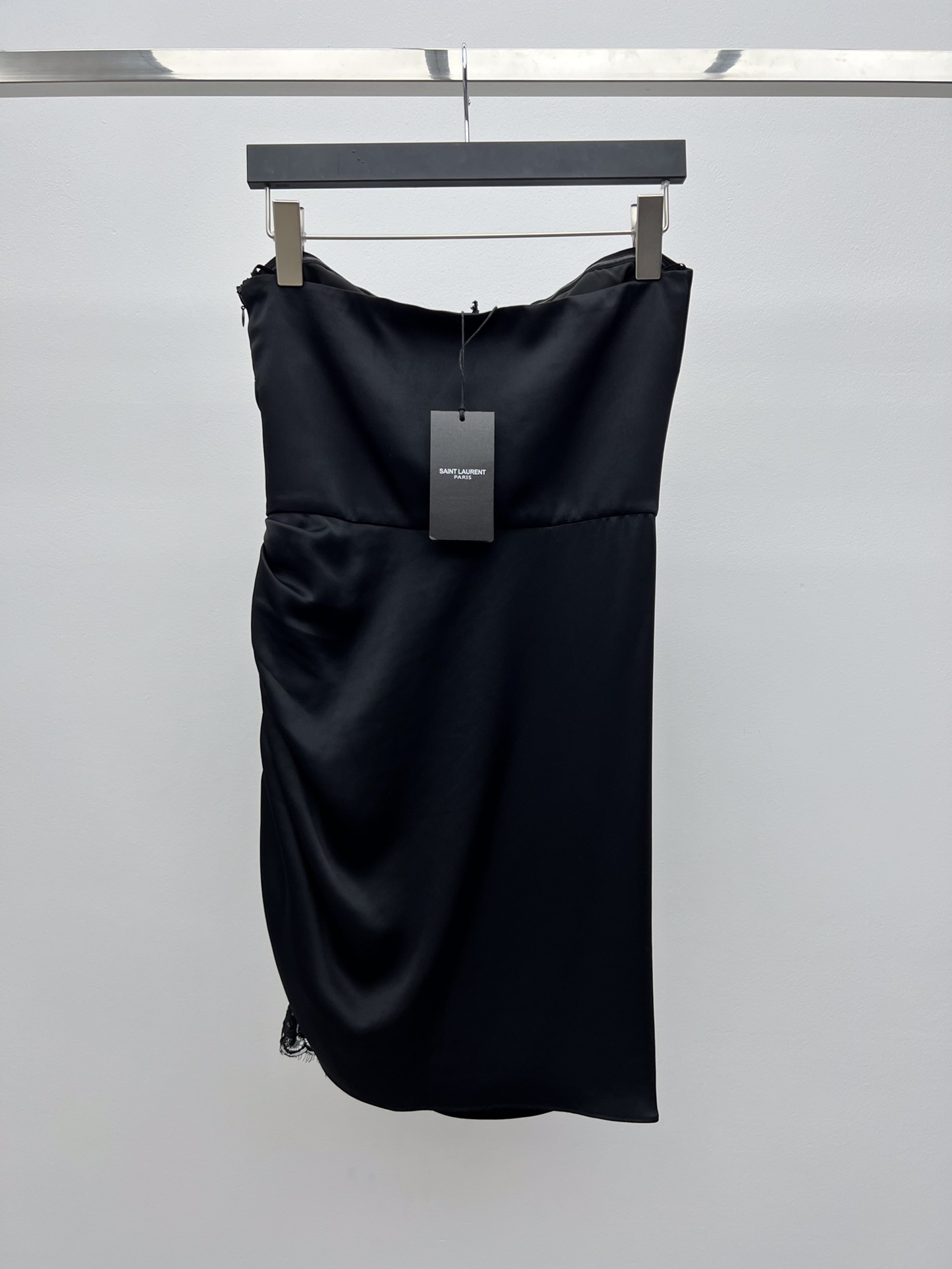 𝗦𝗔𝗜𝗡𝗧 𝗟𝗔𝗨𝗥𝗘𝗡𝗧 Satin and Lace Strapless Dress