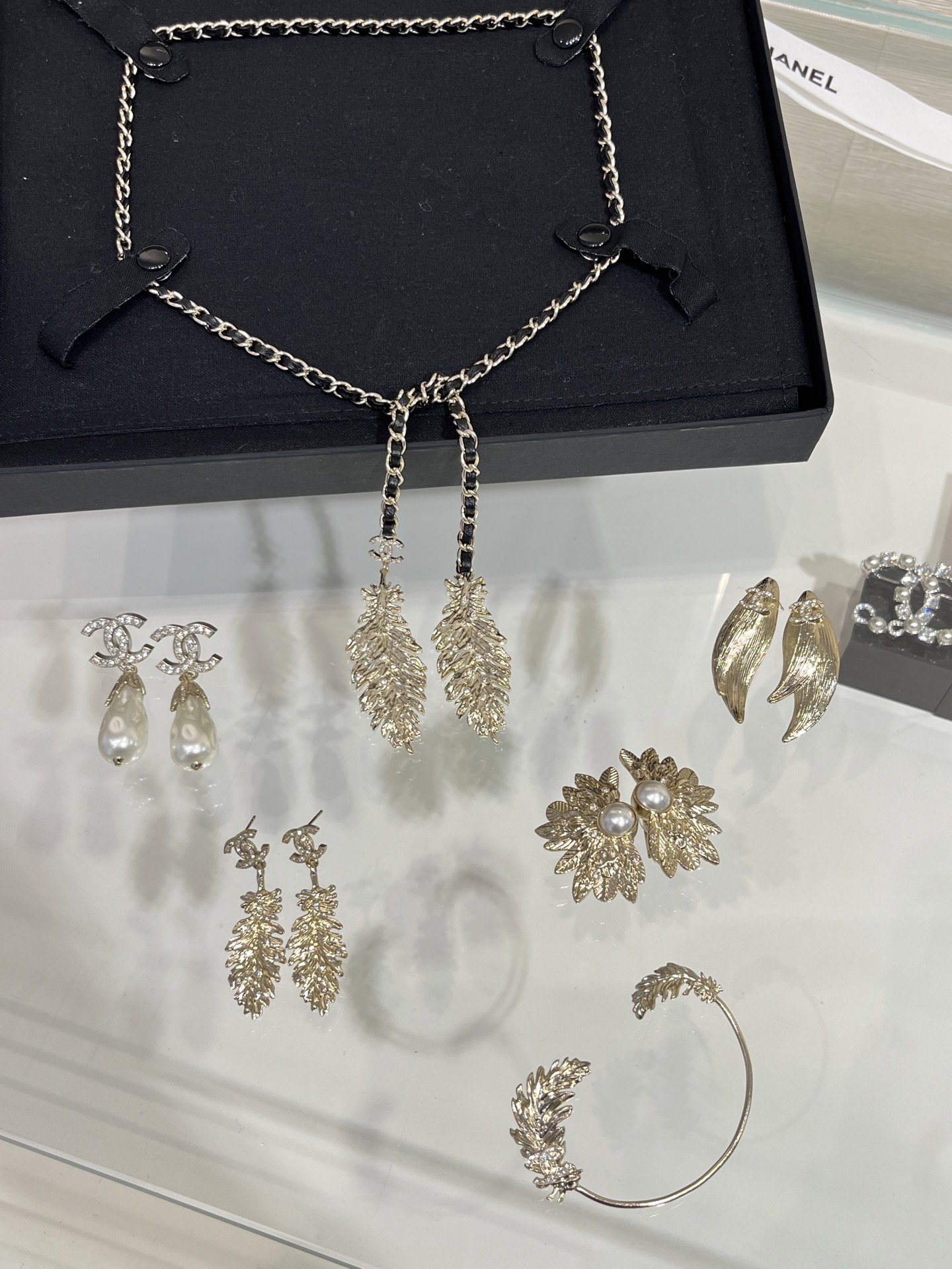 𝑪𝒉𝒂𝒏𝒆𝒍 25S New Gold-Tone Crystal Chain Tie Necklace