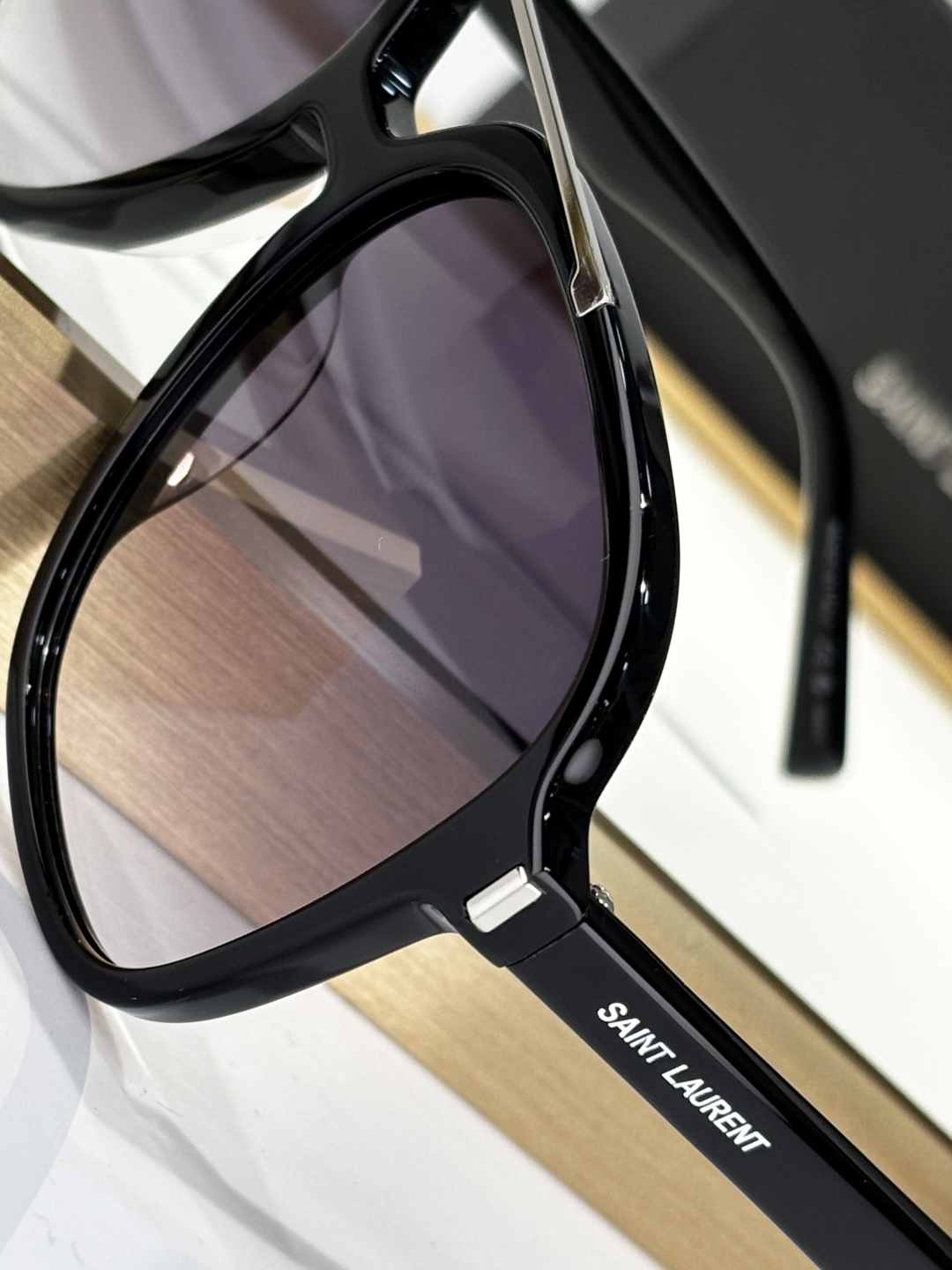 SAINT LAURENT – Model SL545