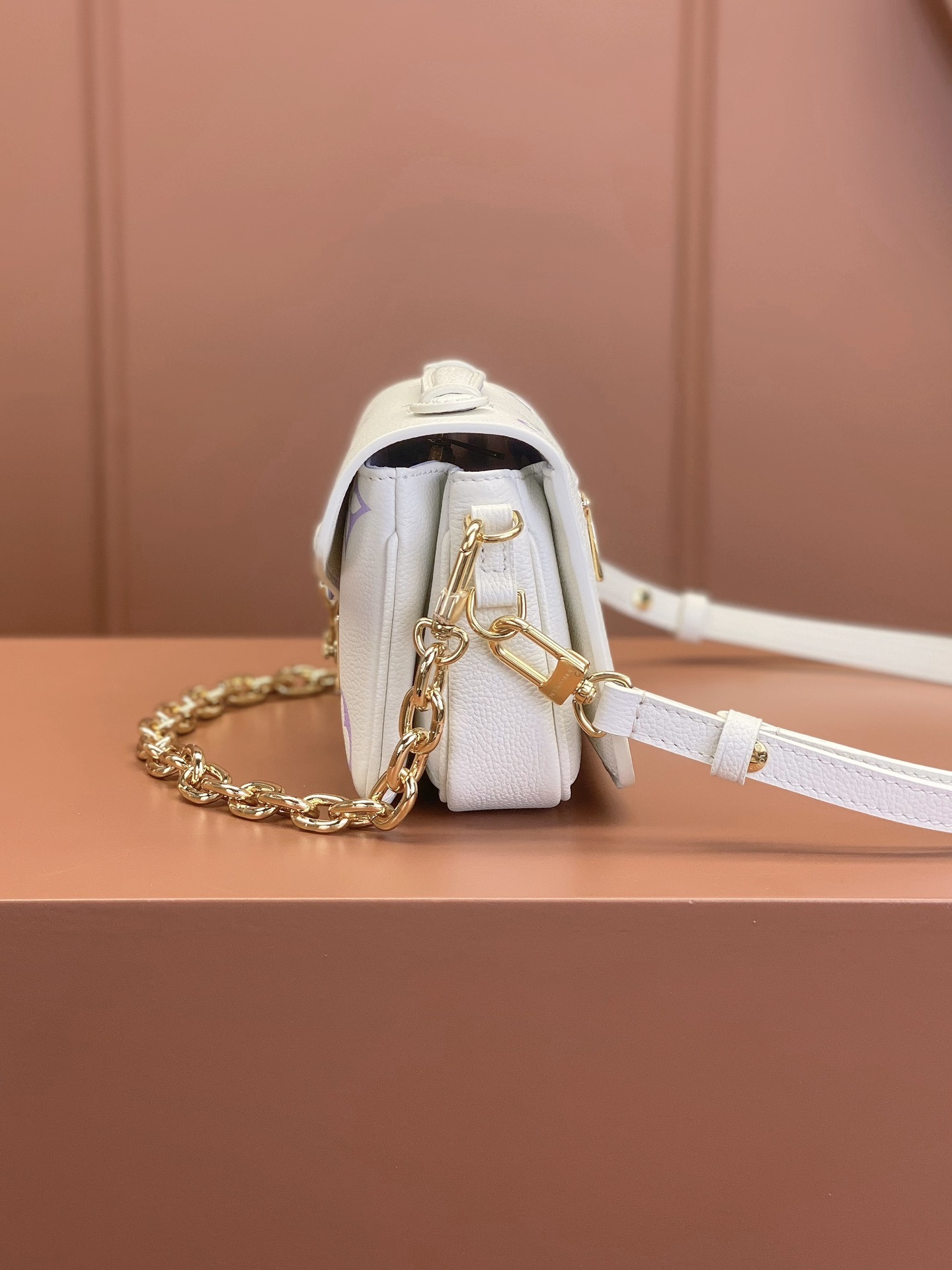 Louis Vuitton M23940 Pochette Métis East West Latte/Bubble Tea