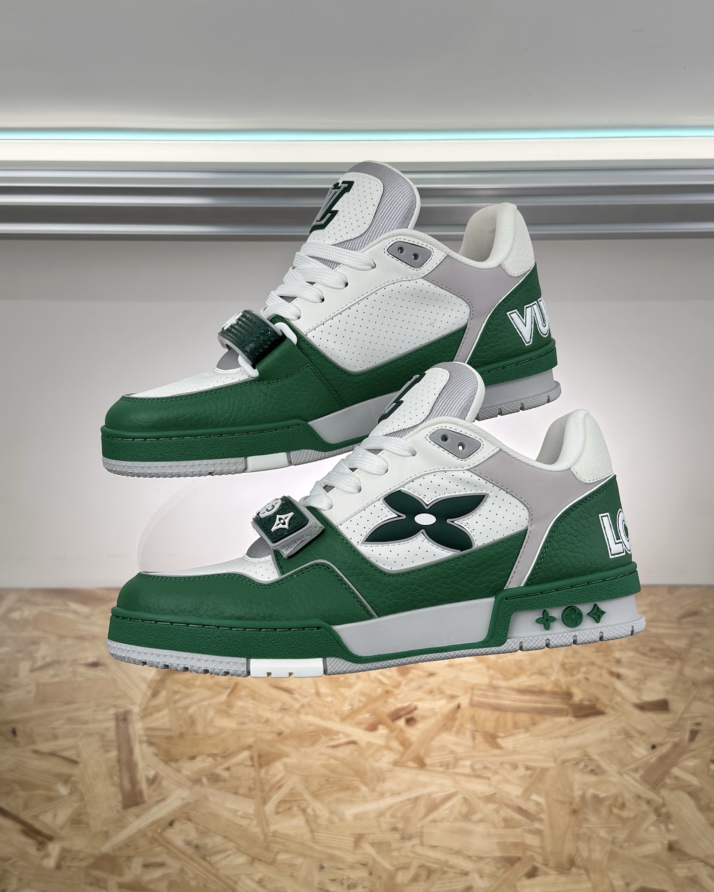 LOUIS VUITTON 1AHTCV LV Trainer Sneaker