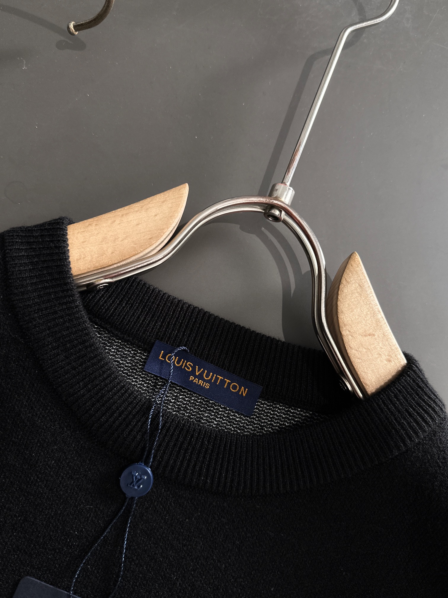 LV 2024 -black sweater