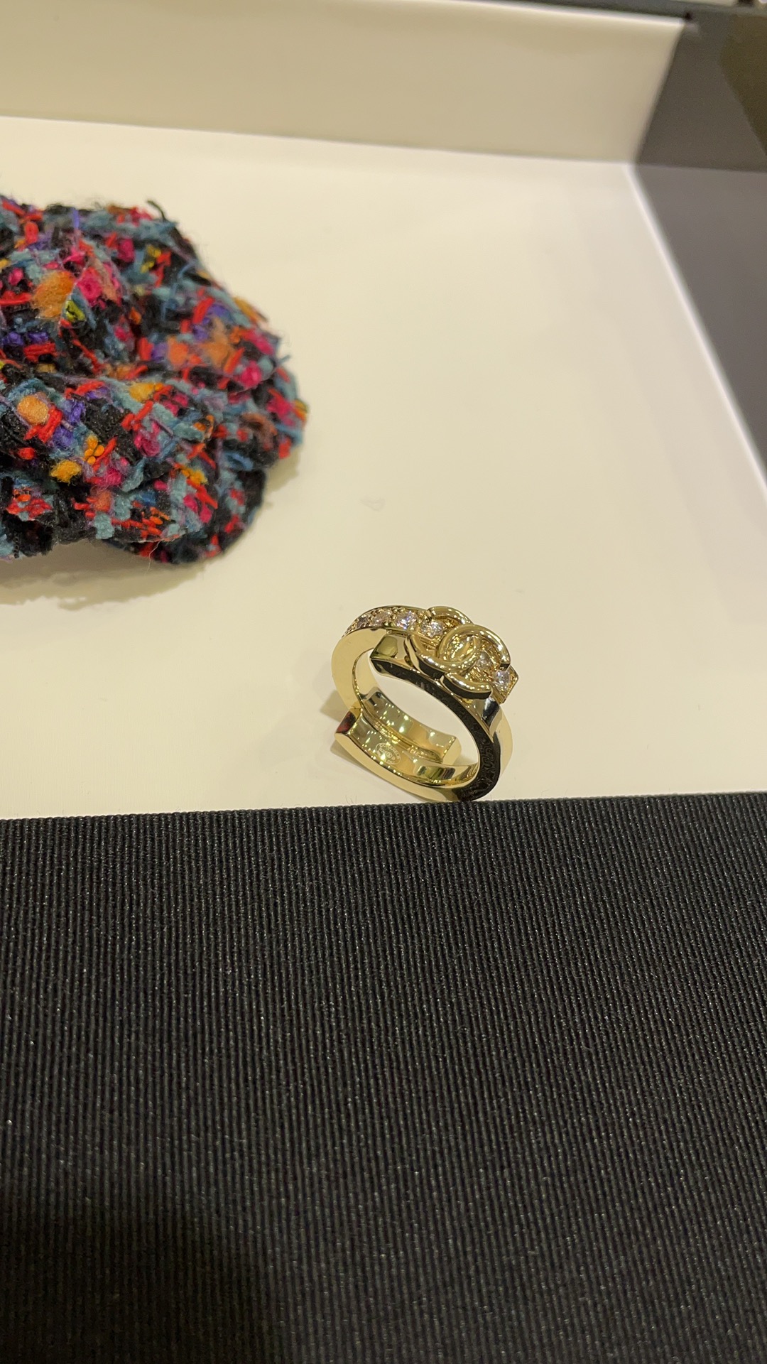 𝑪𝒉𝒂𝒏𝒆𝒍New double-stitched gold double C ring