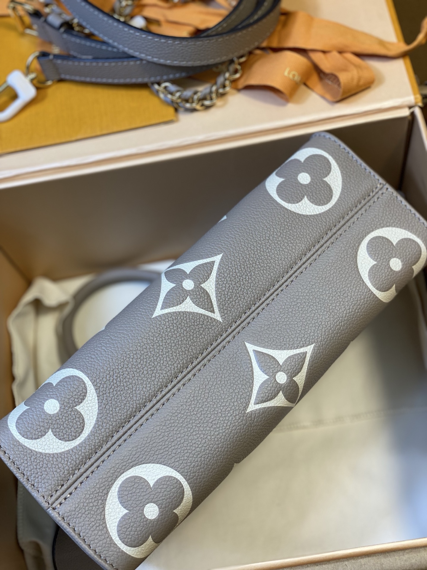 LOUIS VUITTON M14213 OnTheGo East West
