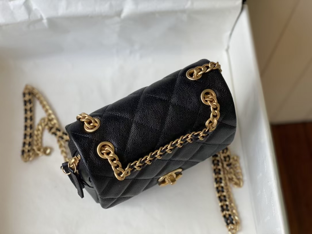 𝗖𝗛𝗔𝗡𝗘𝗟 22P retro black backpack