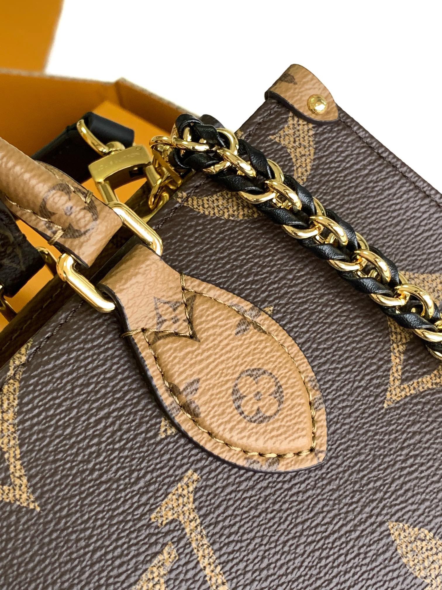LV M14236 OnTheGo East West Chain