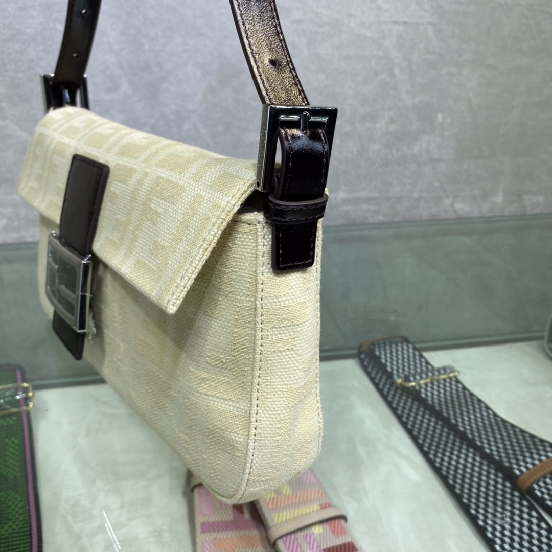 FENDI-1288F Baguette Bag-white