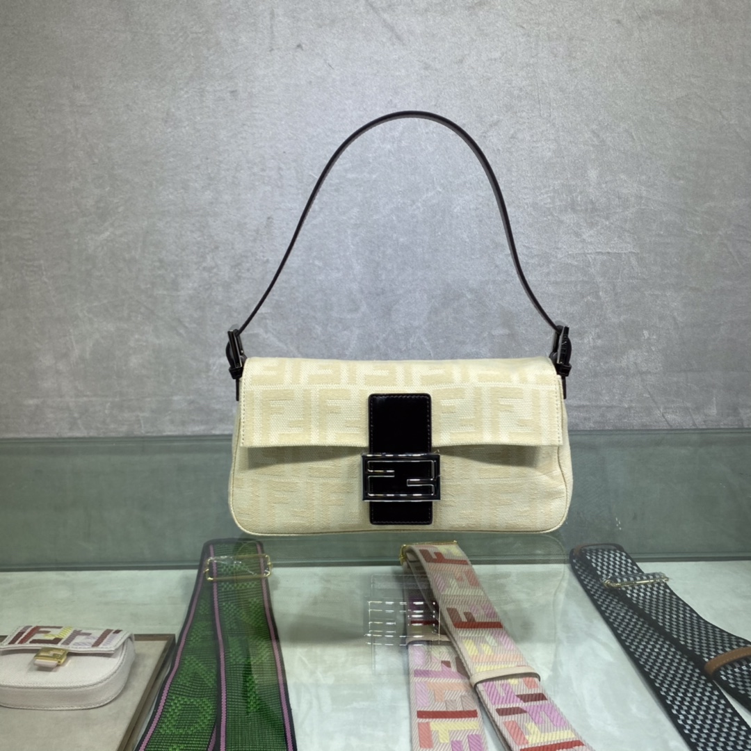 FENDI-1288F Baguette Bag-white