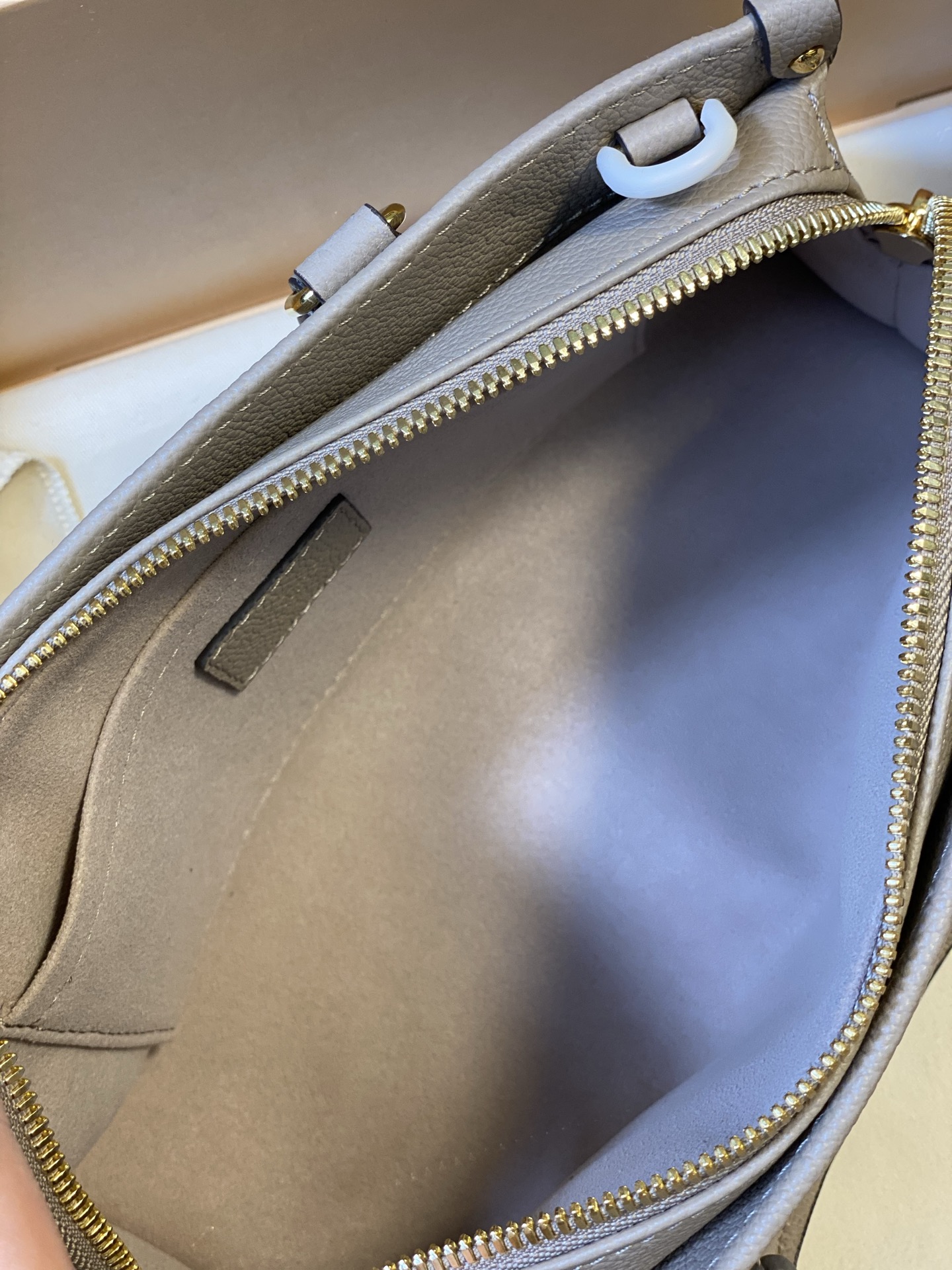 LOUIS VUITTON M14213 OnTheGo East West