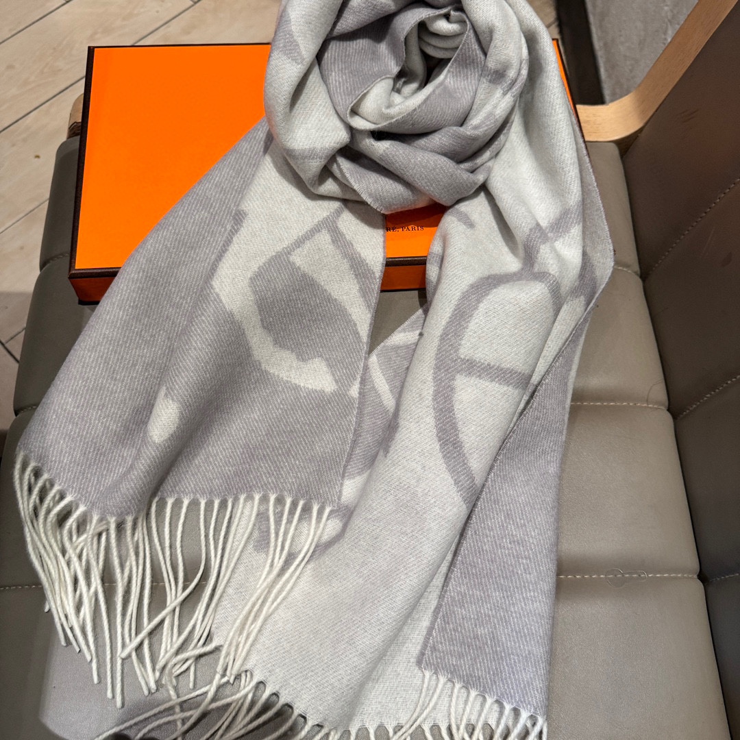 Hermes- double jacquard scarf with thick fringe