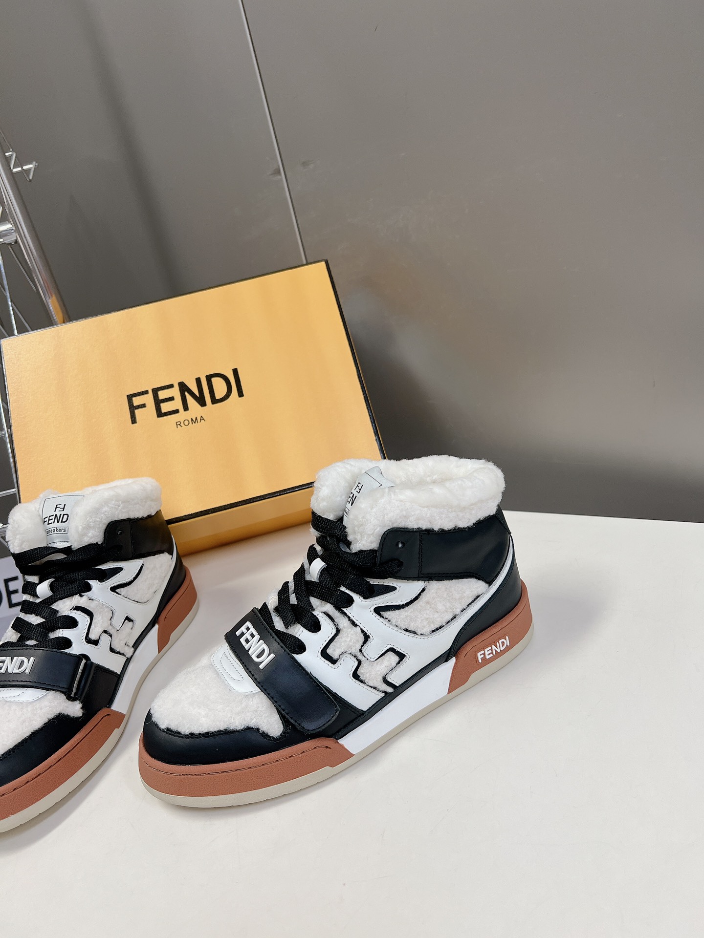Top Version Fendi Classic Best-Seller SeriesFD Match 1:1 Replica. Designed by Kim Jones, this is Fendi’s first pair of sneakers, the Fendi Match, inspired by the design of LV’s Trainer basketball shoes. The blend of new energy and retro FF design mak