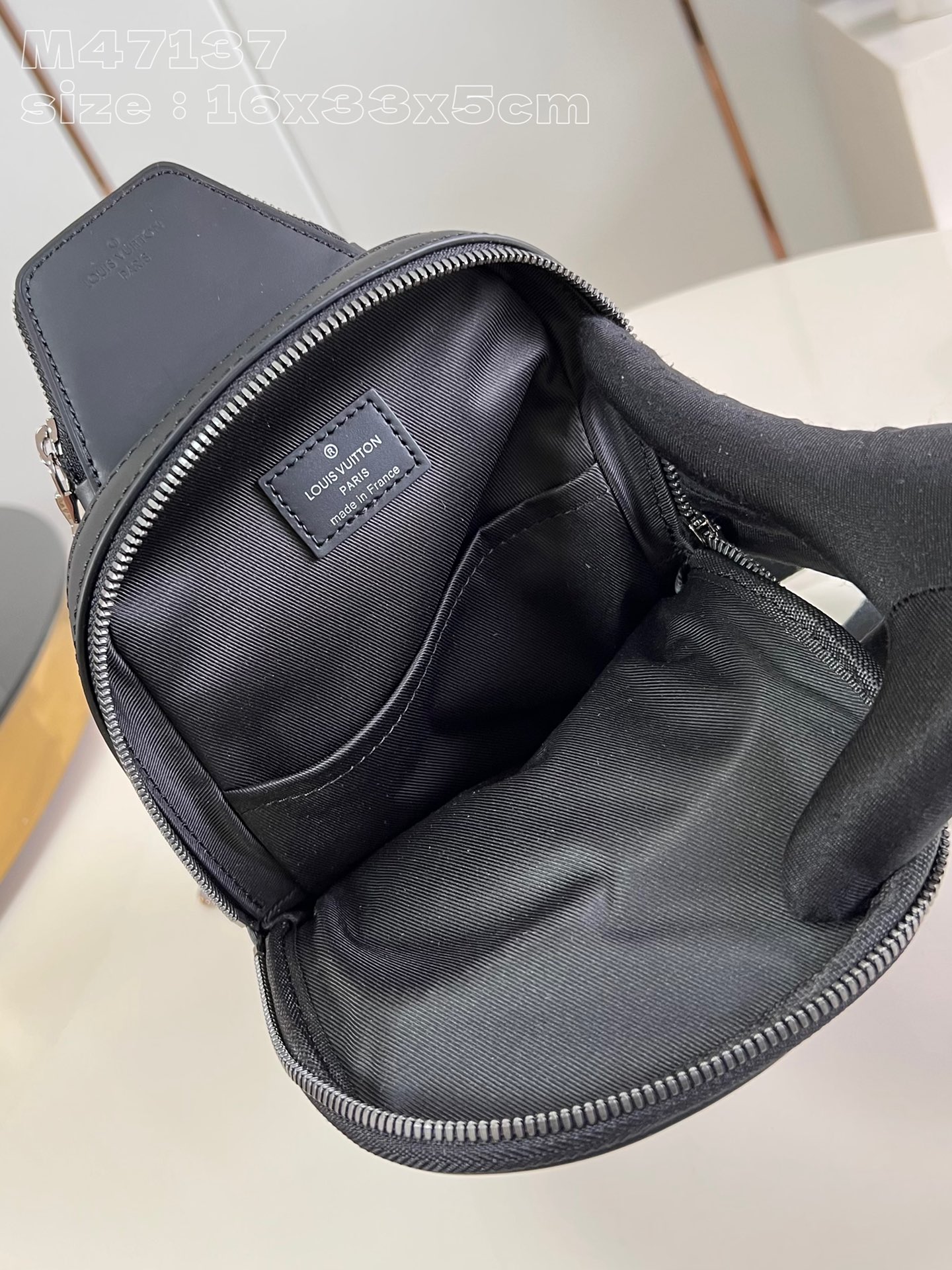 LV-M47137 Avenue Slingbag PM