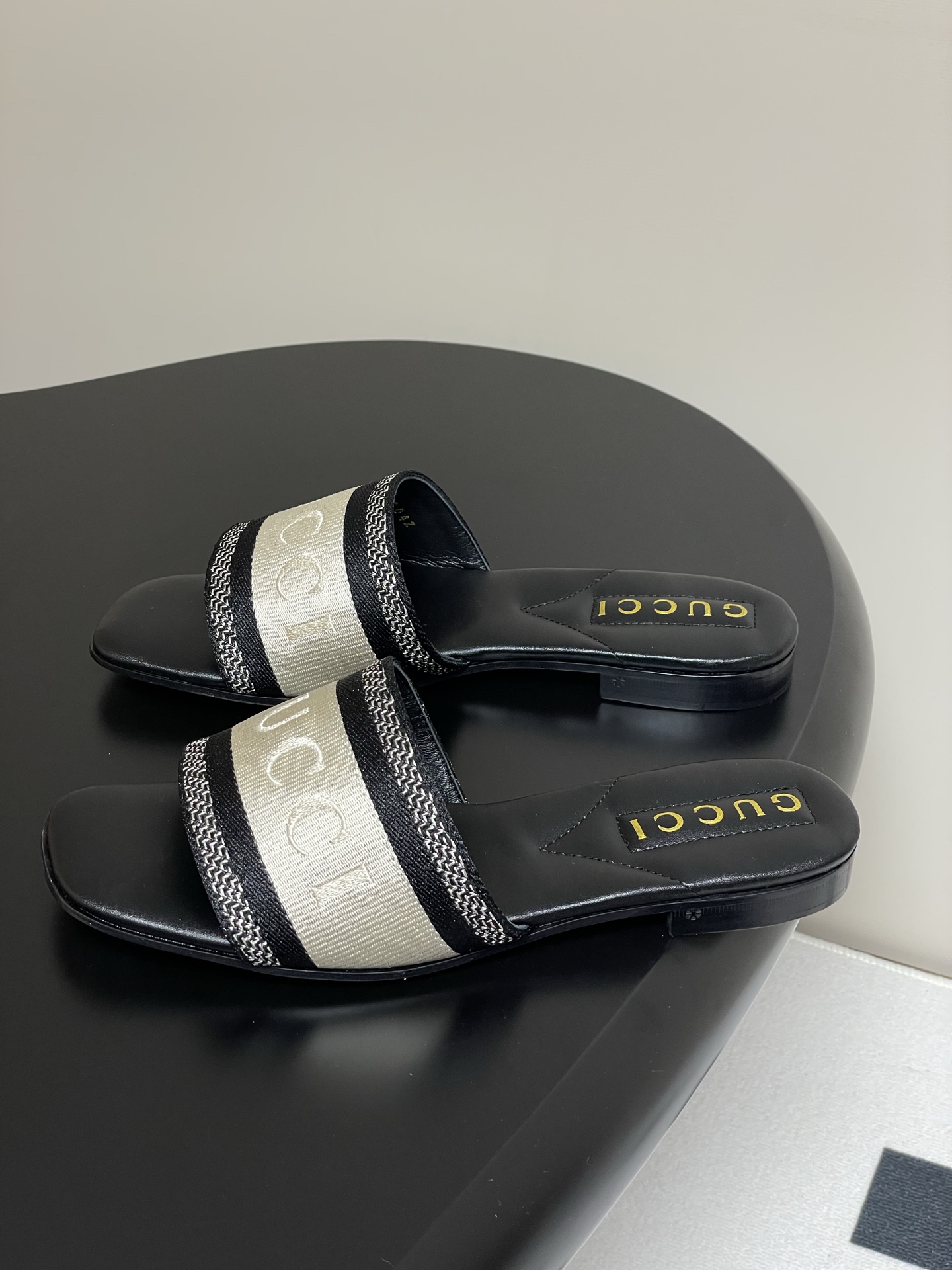 Gucci Letter Embroidered Flat Slippers
