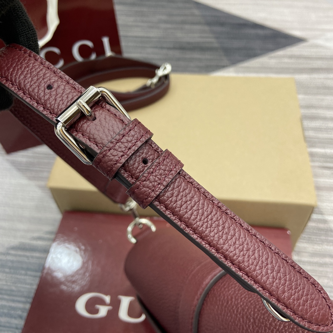 Gucci-Small crossbody bag with hook closure