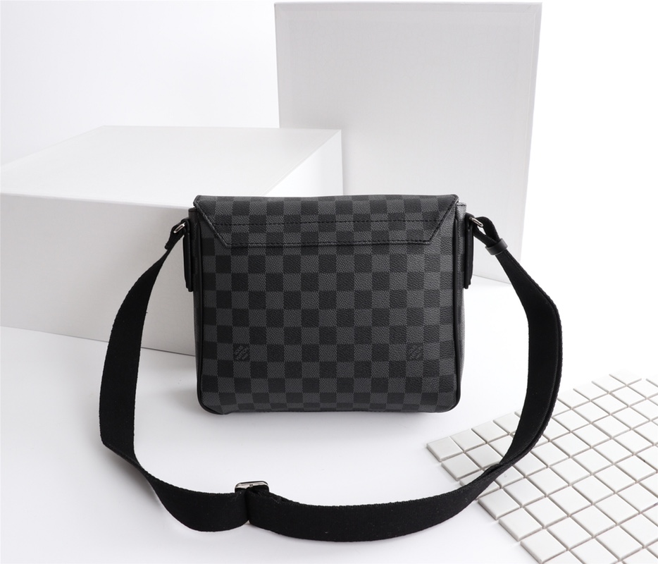 Louis Vuitton District PM N41213