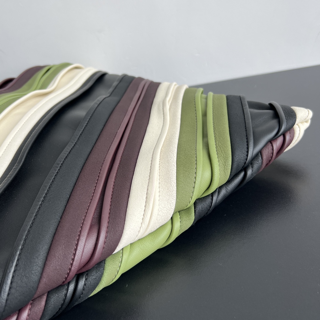 Bv New Runway HOP Bag (Model 786193)