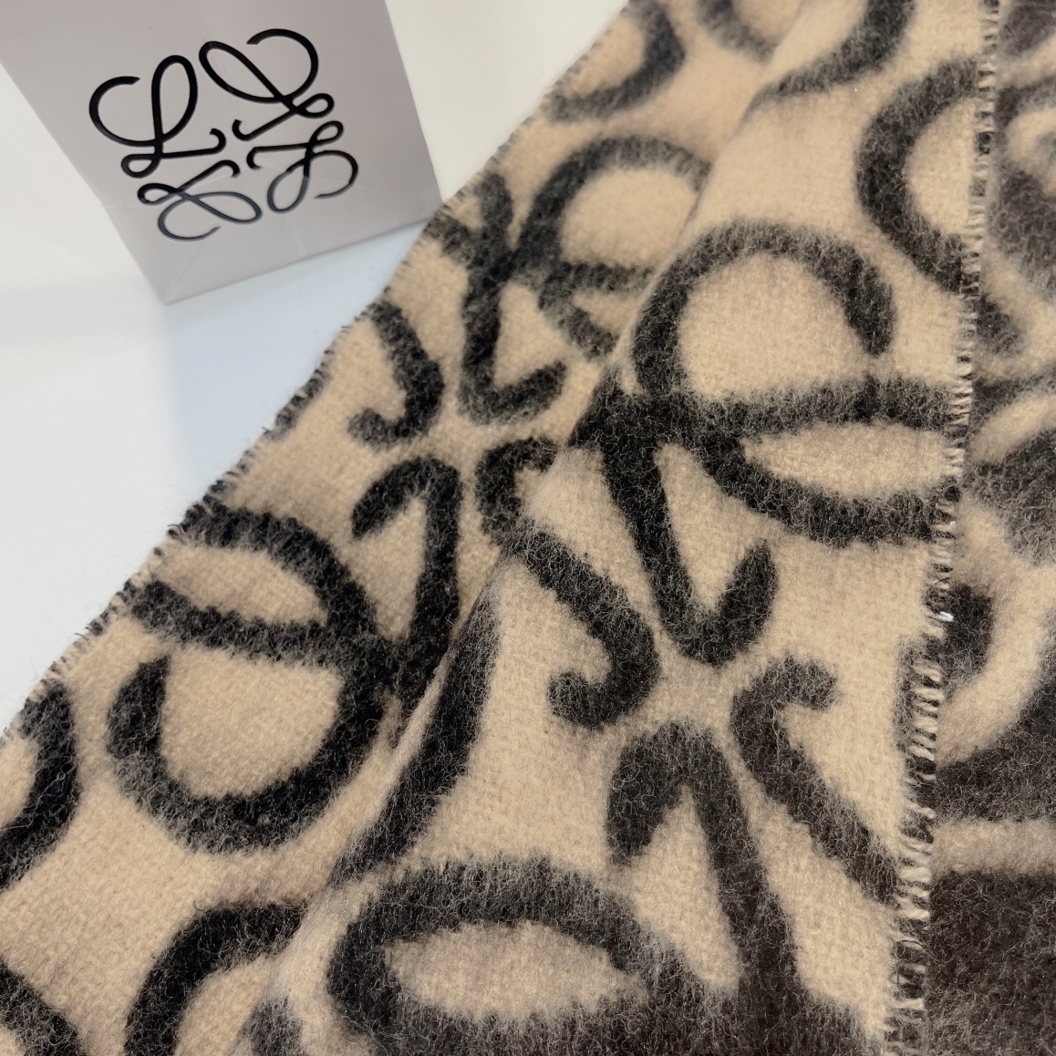 𝐋𝐨𝐞𝐰𝐞-Wool scarf-black