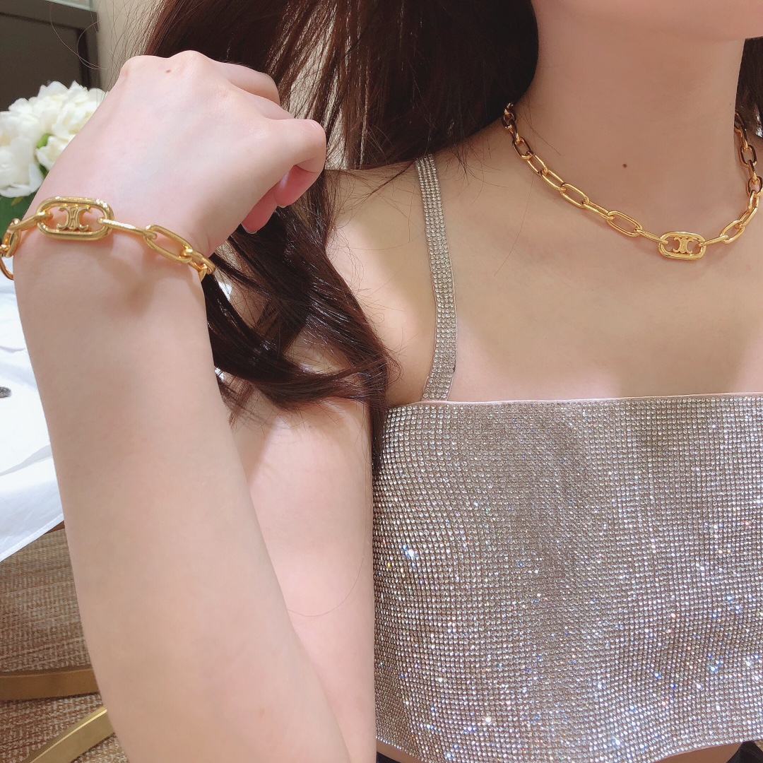 2020 show model the same Arc de Triomphe logo gold bracelet