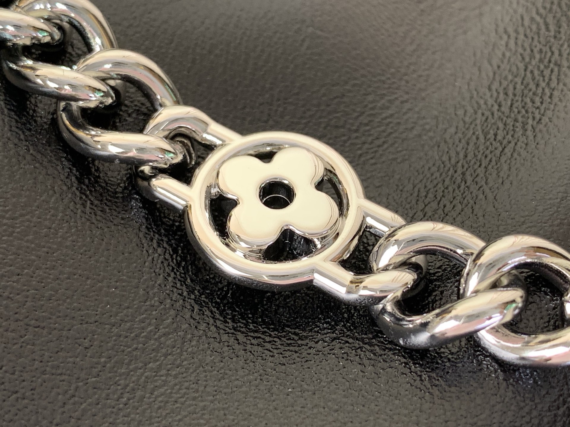 LV M25522 Off Duty Backpack Vibe