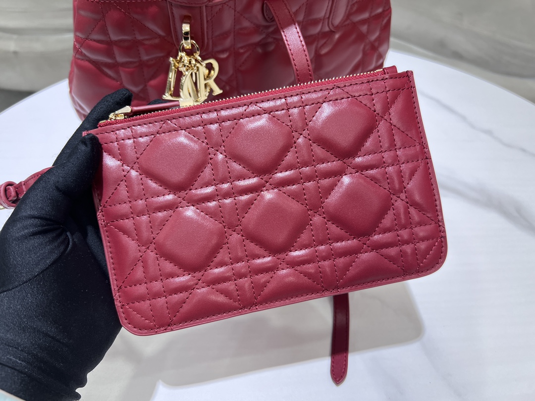 toujours Burgundy medium This Di