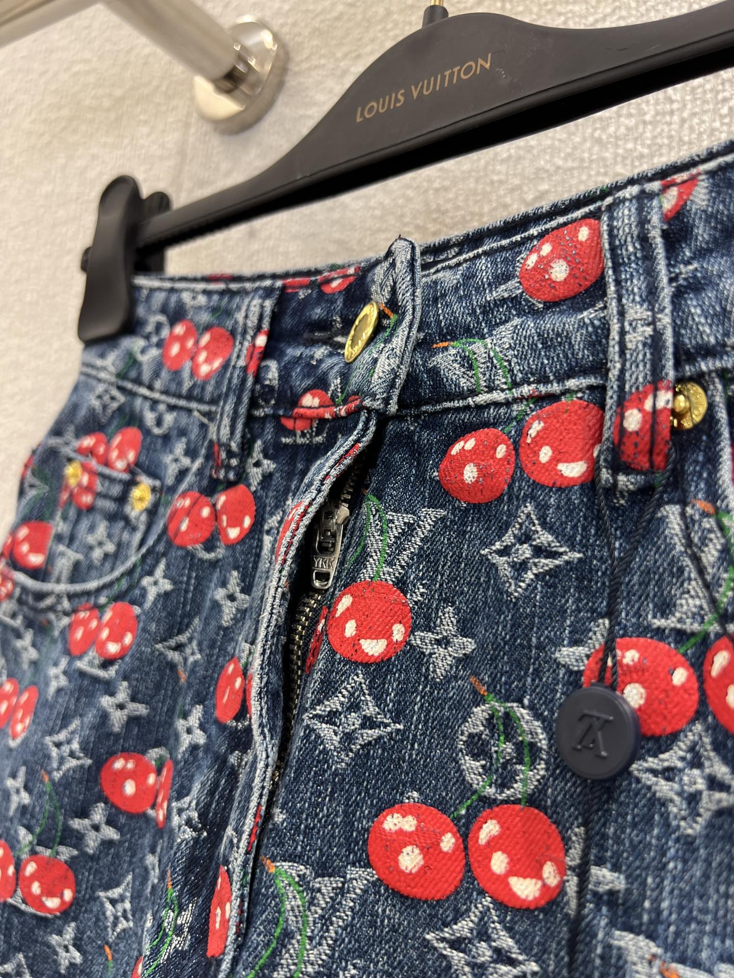 LV- Shorts cherry