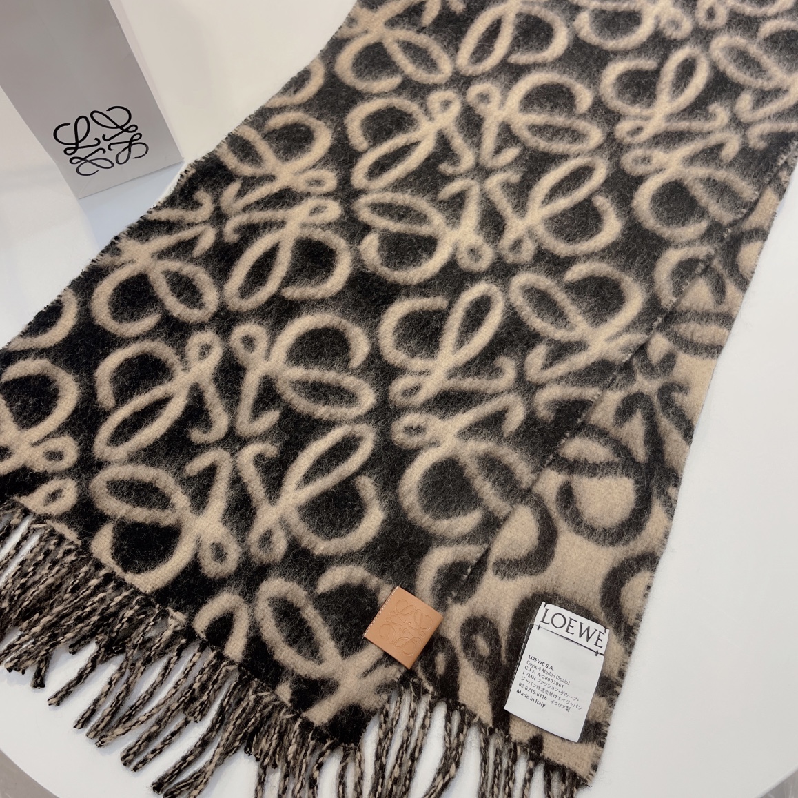 𝐋𝐨𝐞𝐰𝐞-Wool scarf-black