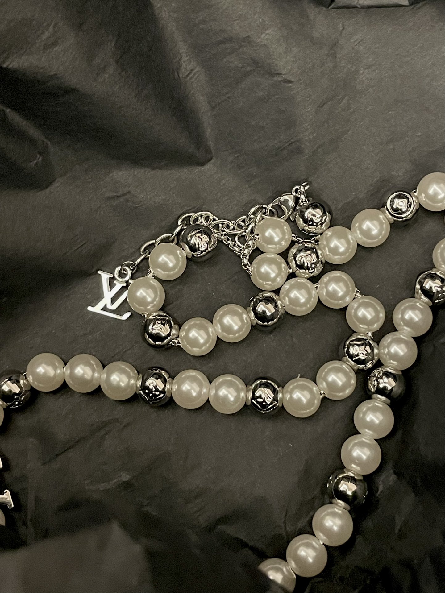 Louis Vuitton Donkey's new pearl necklace is amazing
