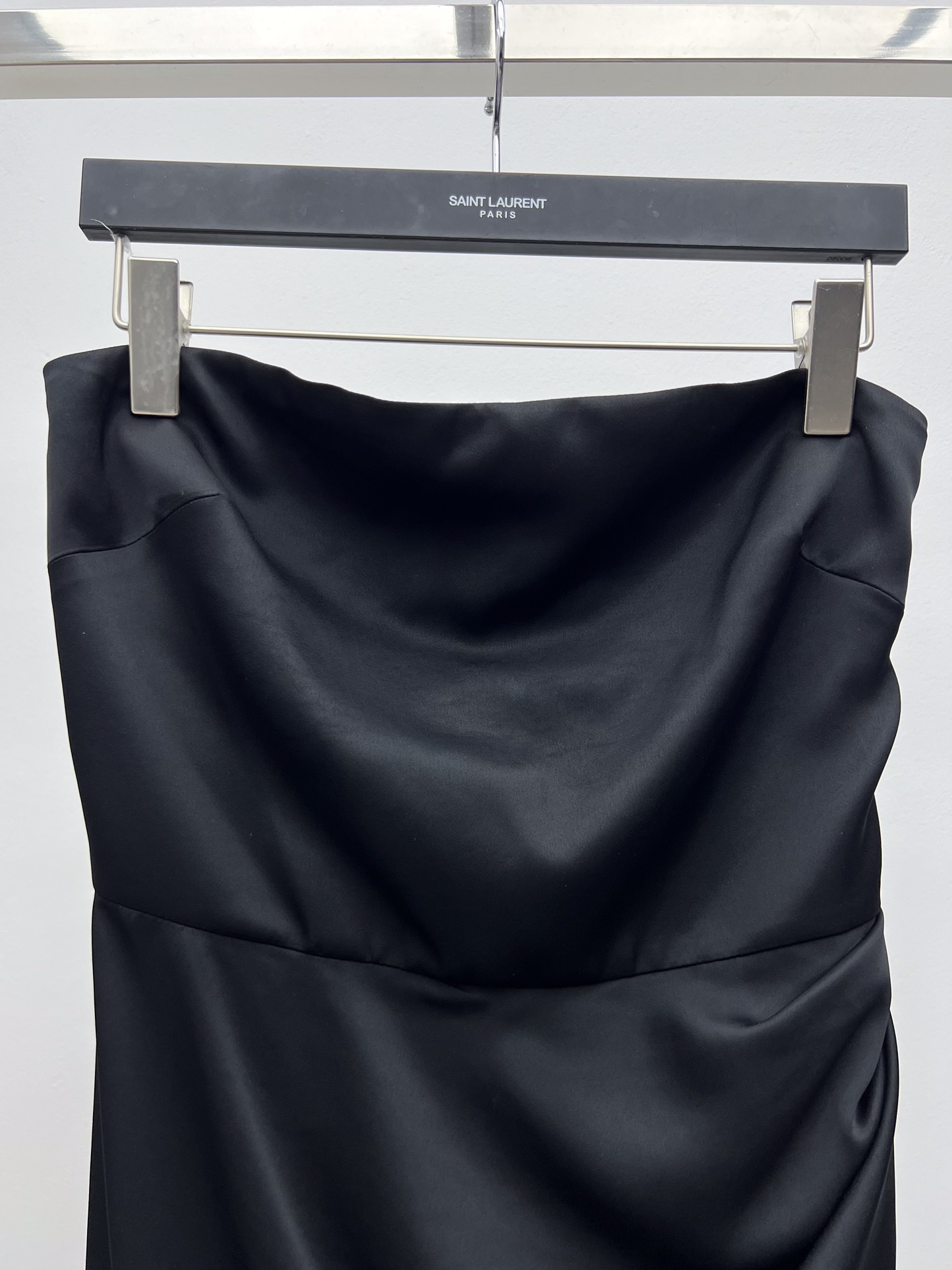 𝗦𝗔𝗜𝗡𝗧 𝗟𝗔𝗨𝗥𝗘𝗡𝗧 Satin and Lace Strapless Dress