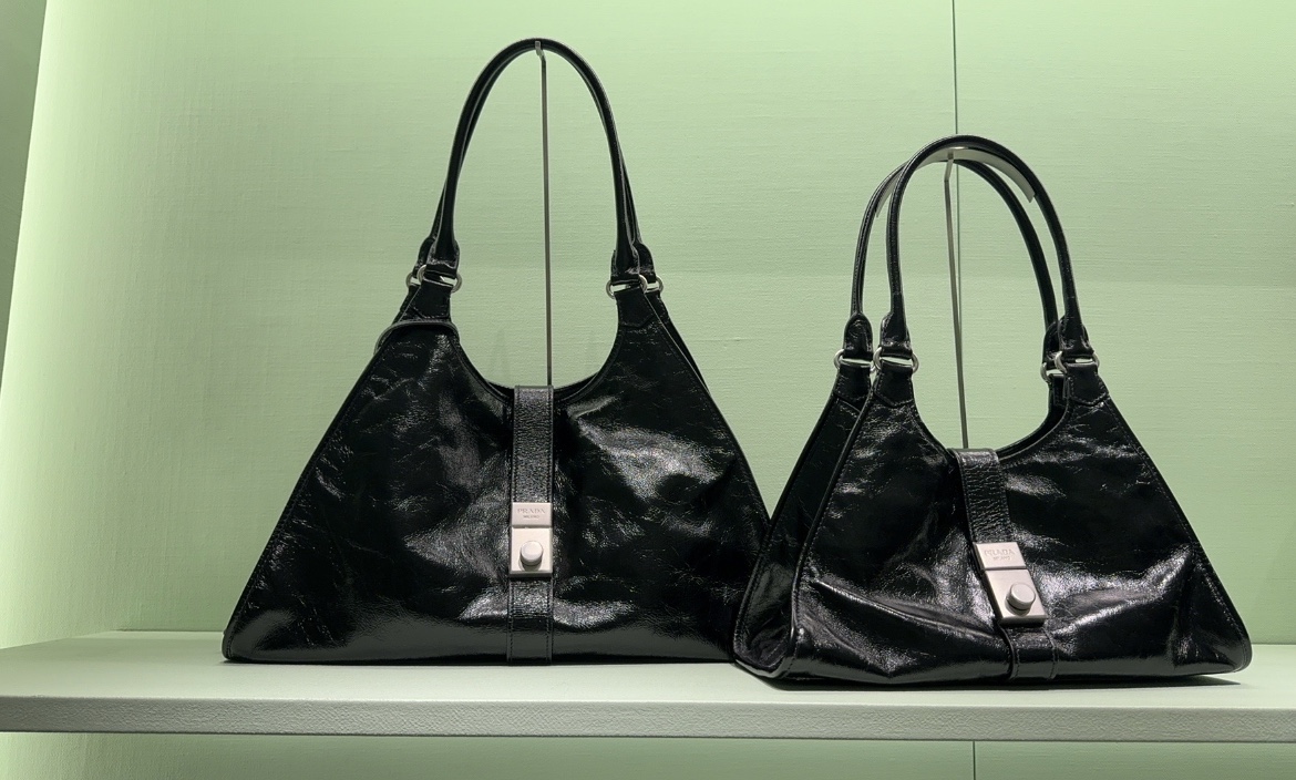 Prada- 2025 Oil-Wax Leather Signature Bag 1BG570