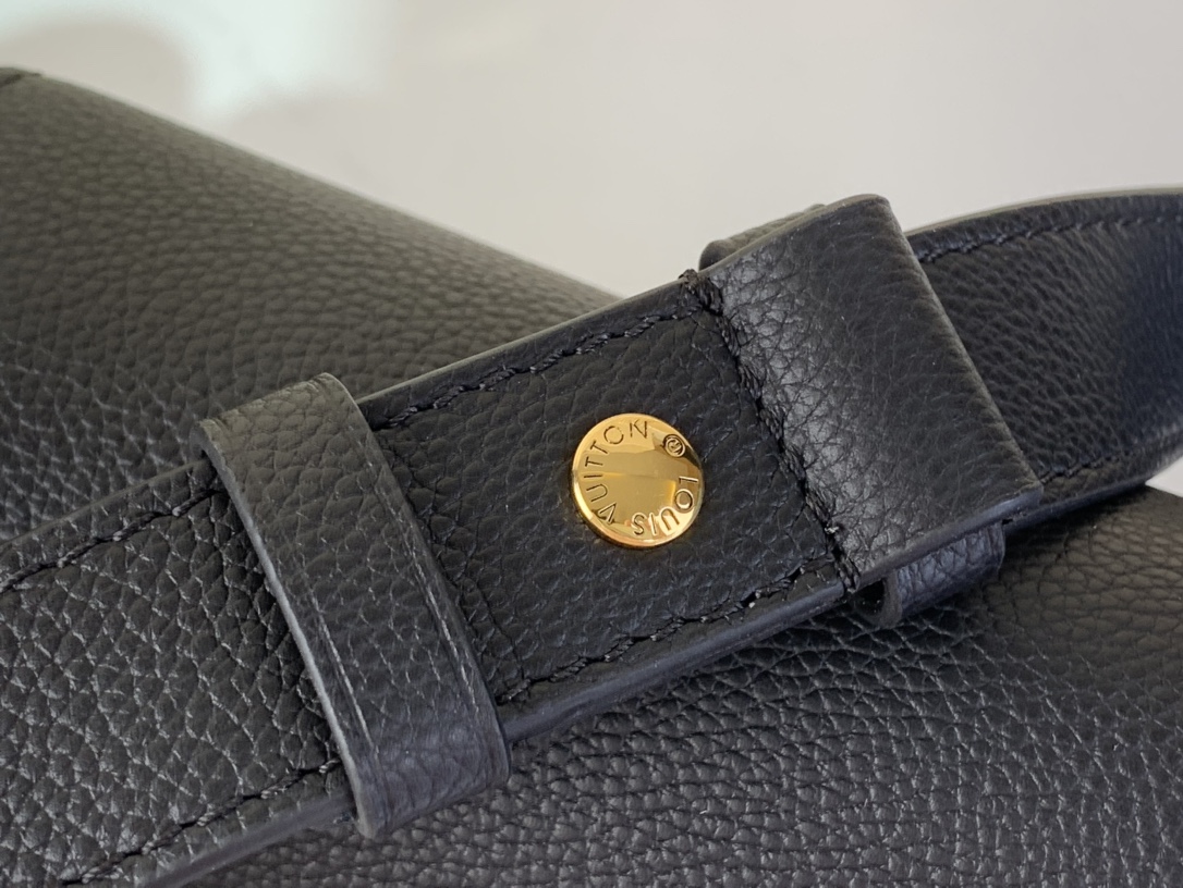 LV M13148 Low Key Messenger