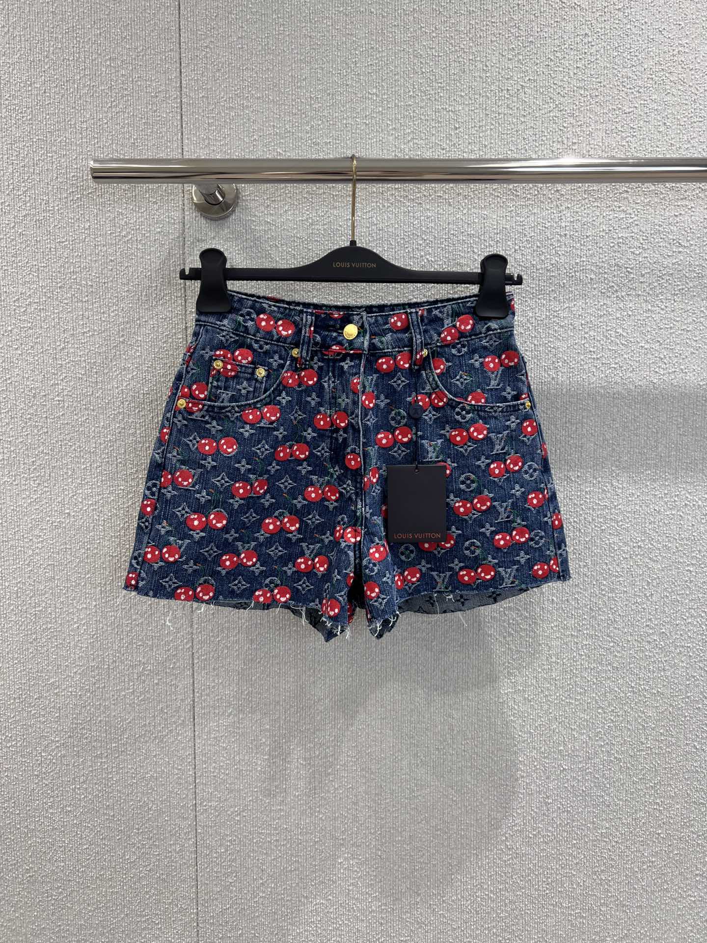 LV- Shorts cherry