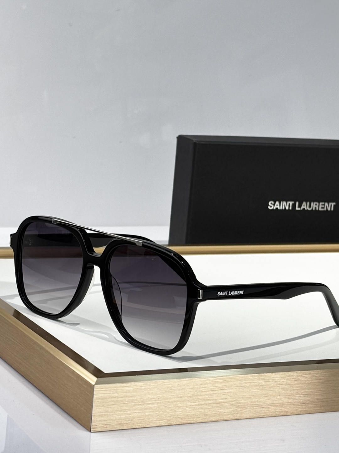 SAINT LAURENT – Model SL545