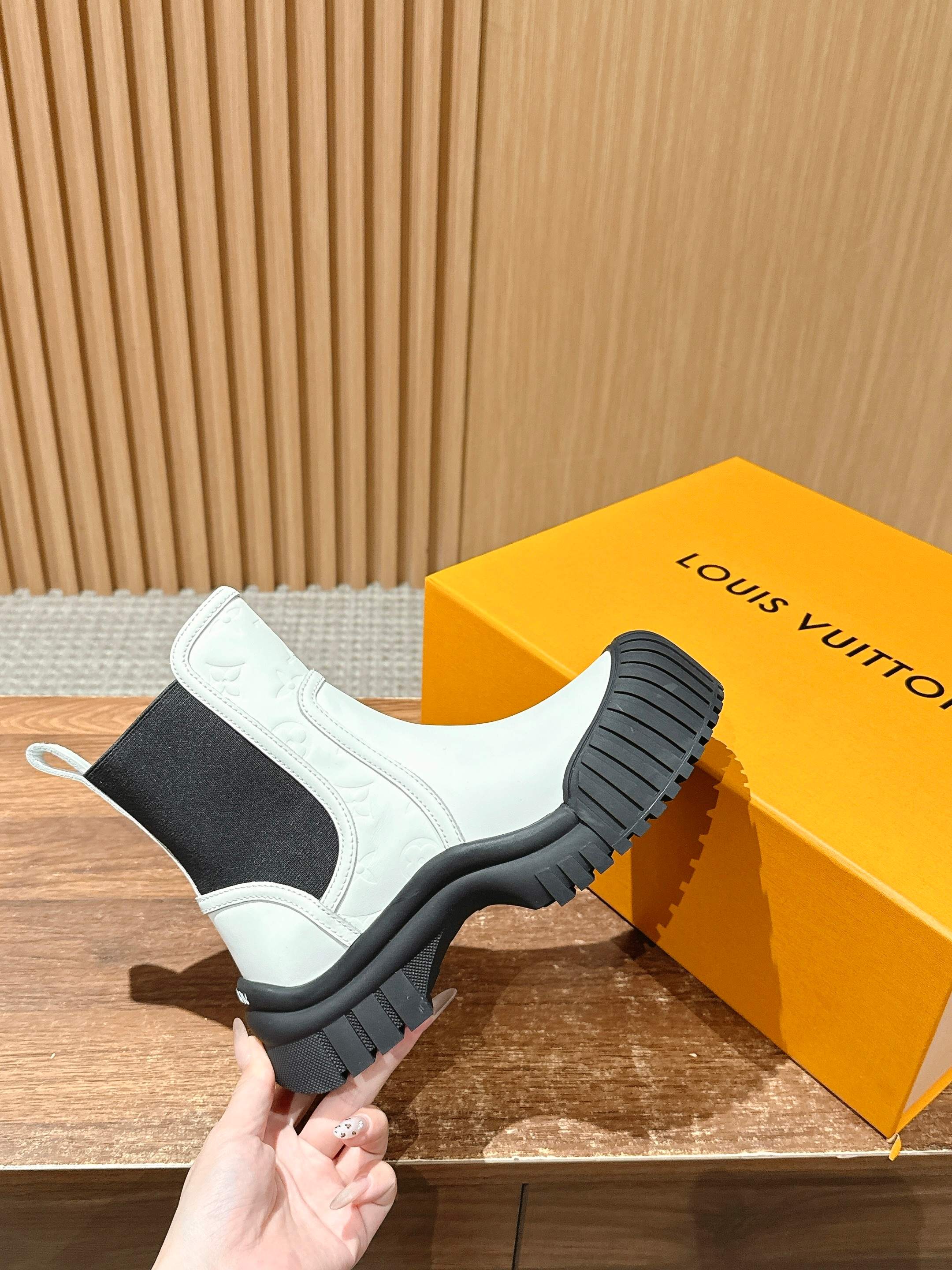 LV 1AB0G2 Ruby Flat Ankle Boots