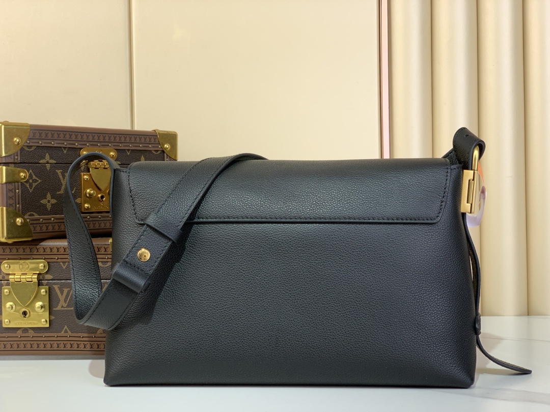 LV M13148 Low Key Messenger