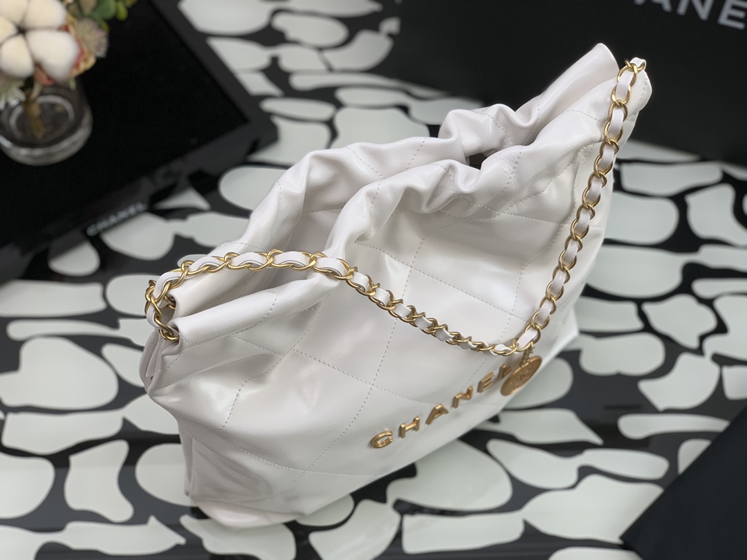 Chanel-22Bag-White-39cm