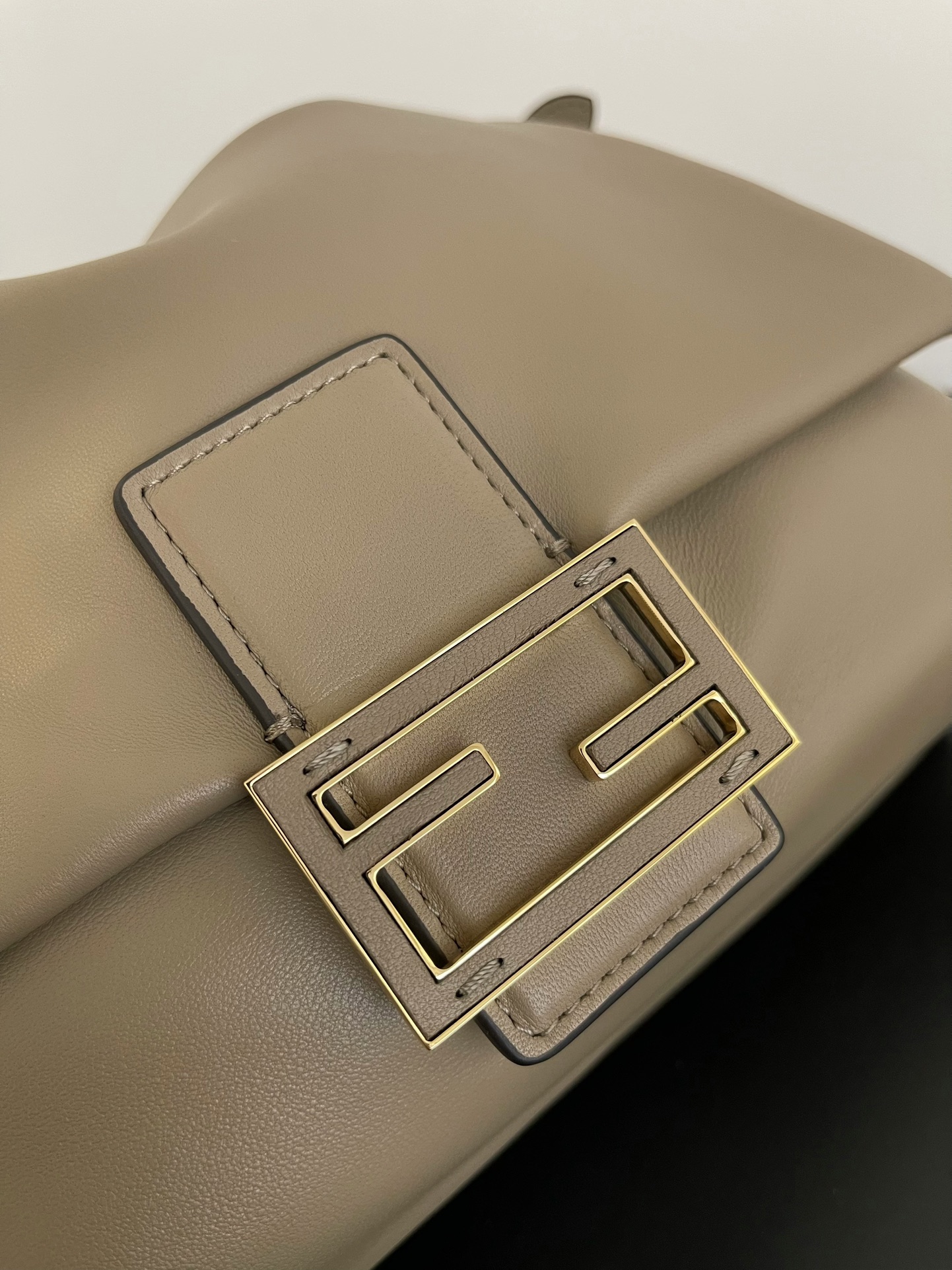 Fendi-Mamma Baguette - Dove Grey