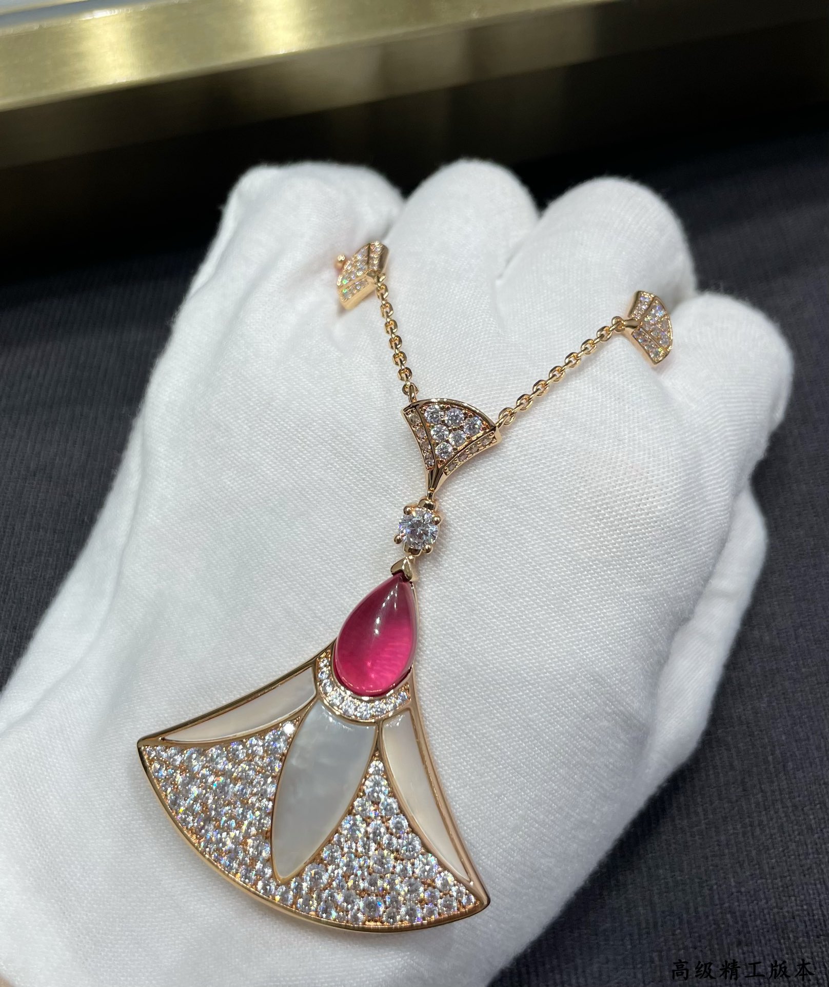 High-end Roman fan necklace