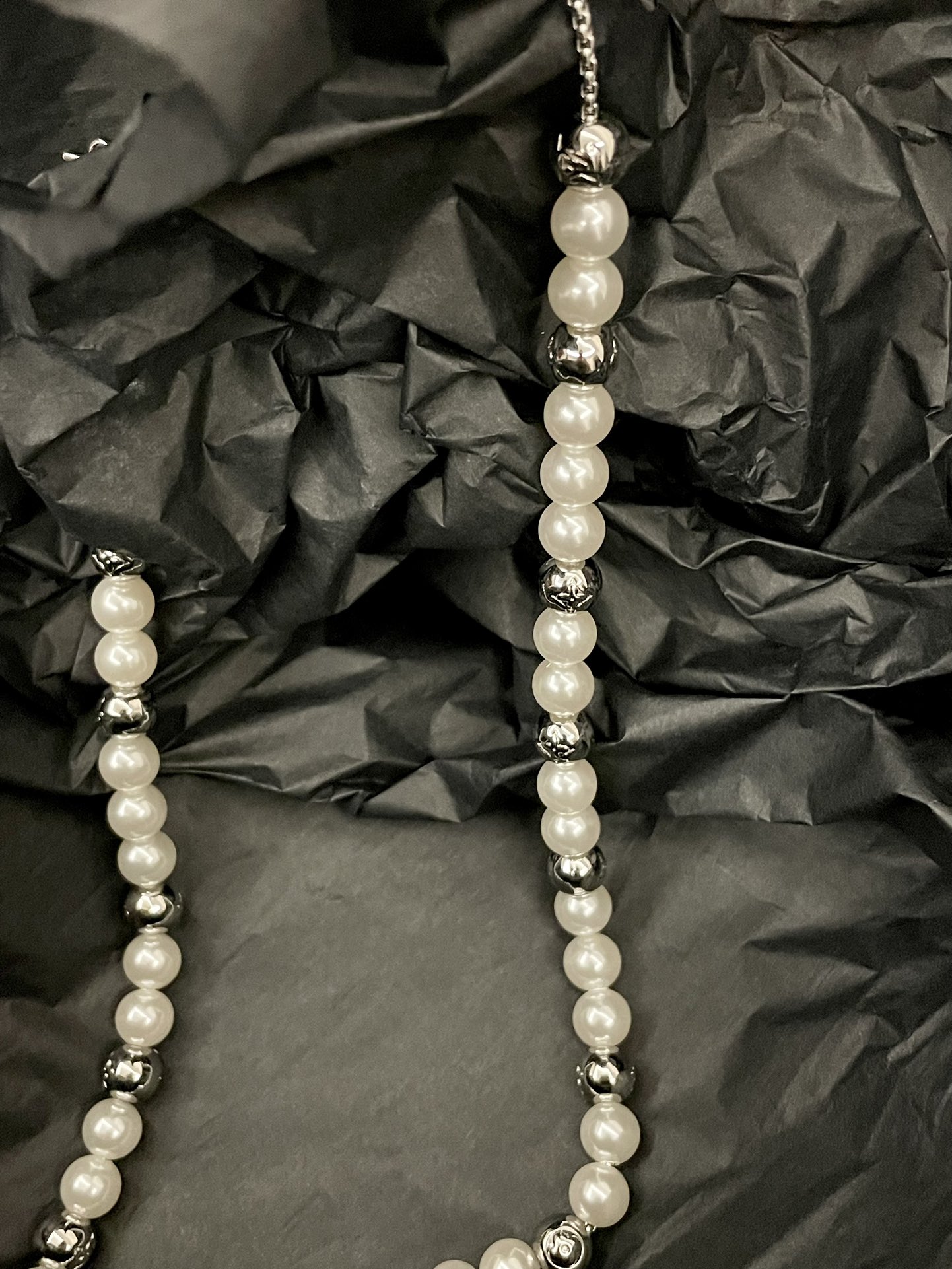 Louis Vuitton Donkey's new pearl necklace is amazing