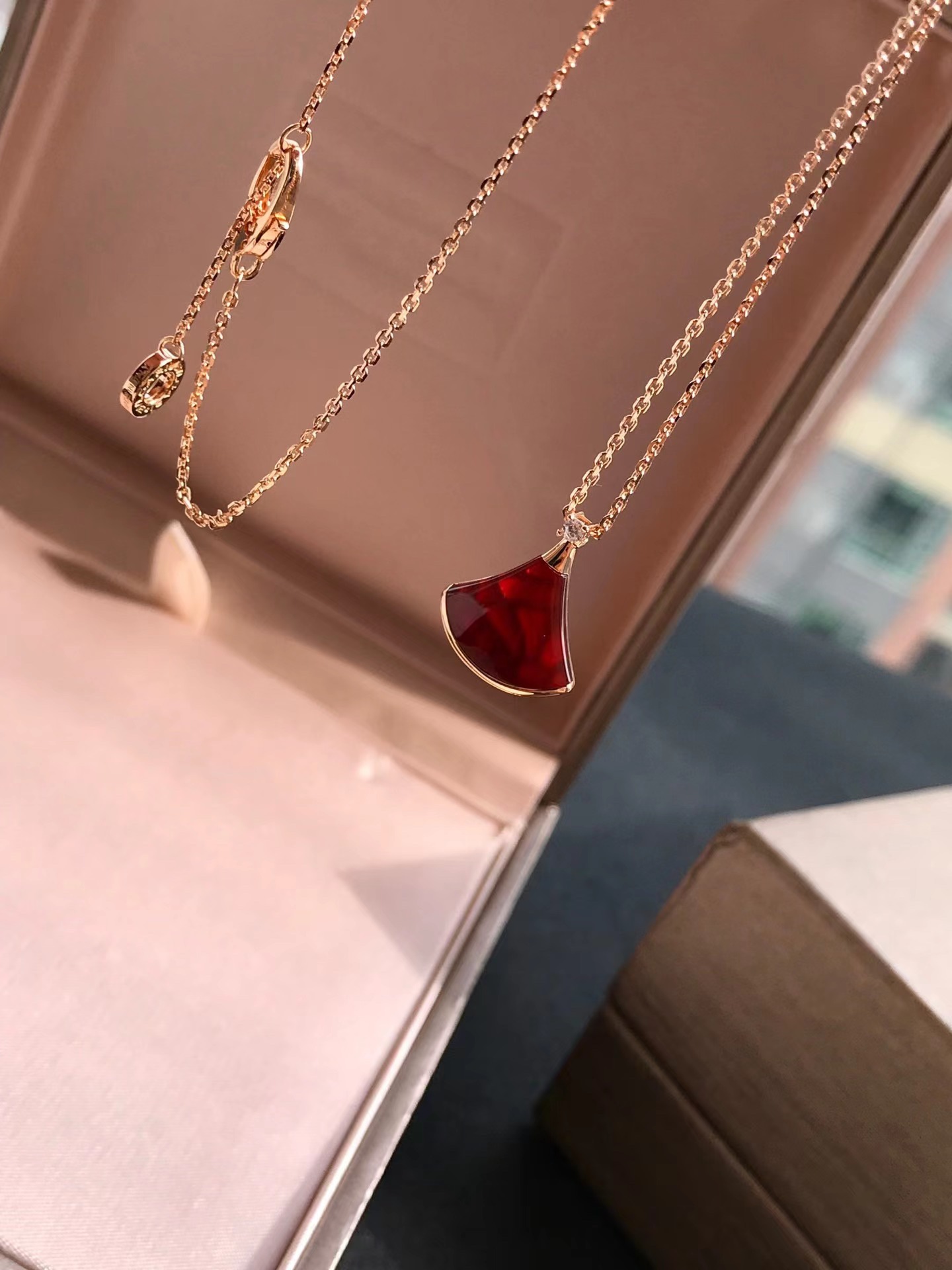 Bvlgari DIVAS DREAM Collection Mother-of-Pearl Fan Necklace