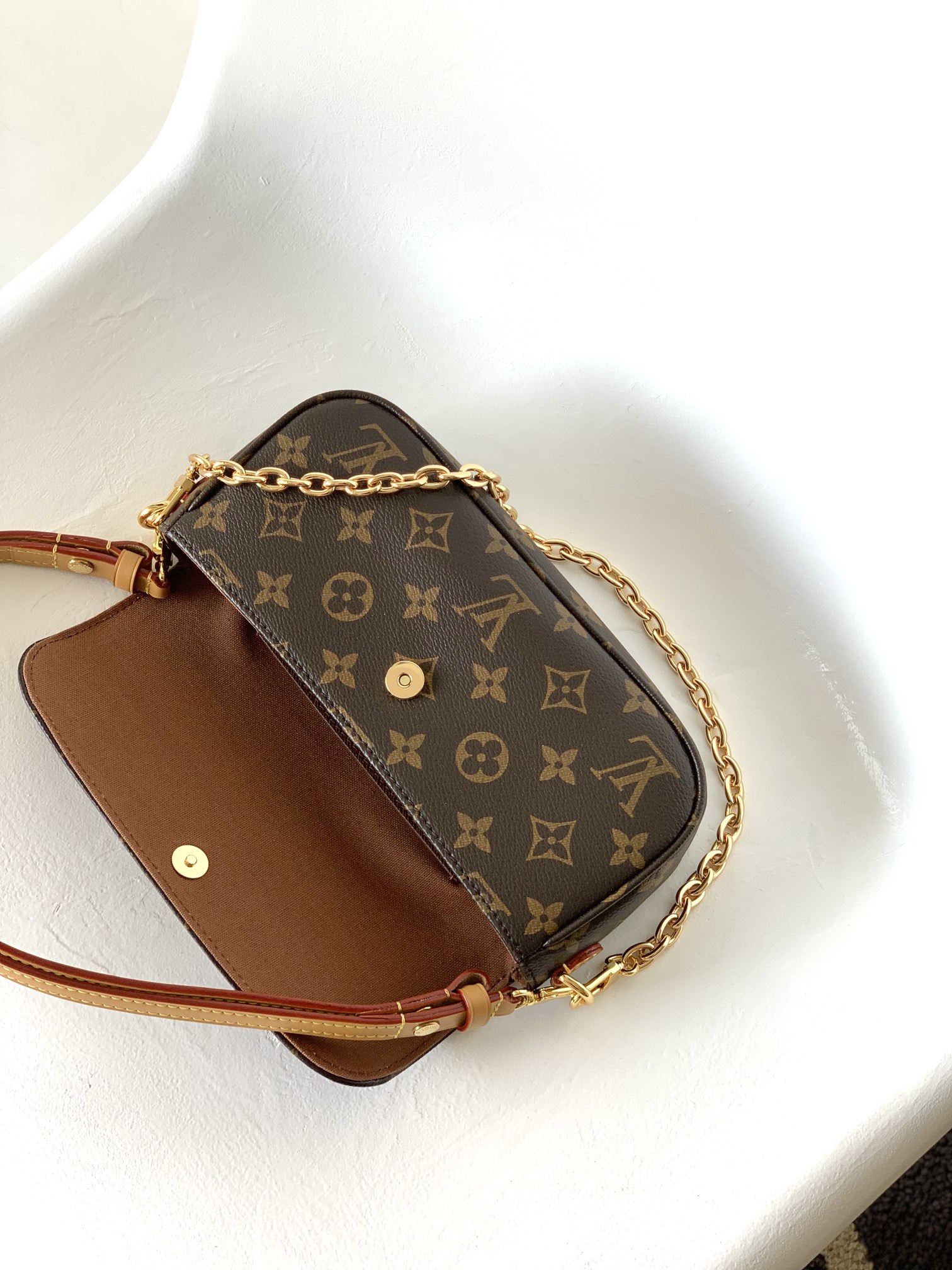 Louis Vuitton M81911 Wallet on Chain Ivy