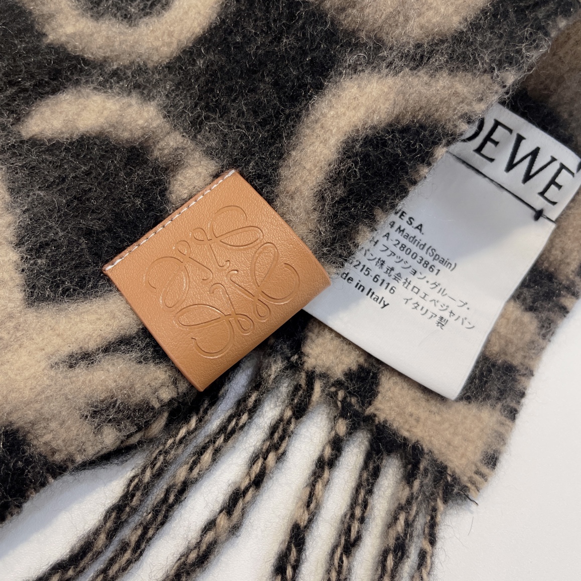 𝐋𝐨𝐞𝐰𝐞-Wool scarf-black