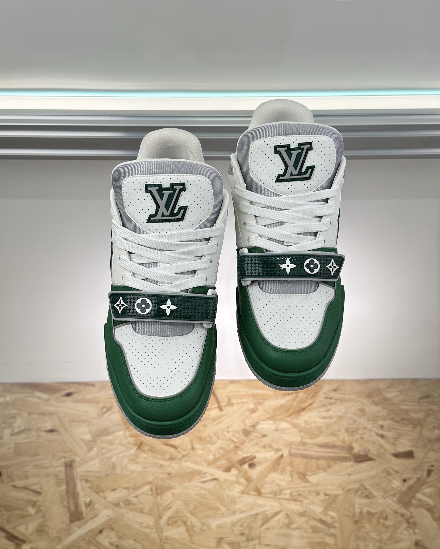 LOUIS VUITTON 1AHTCV LV Trainer Sneaker