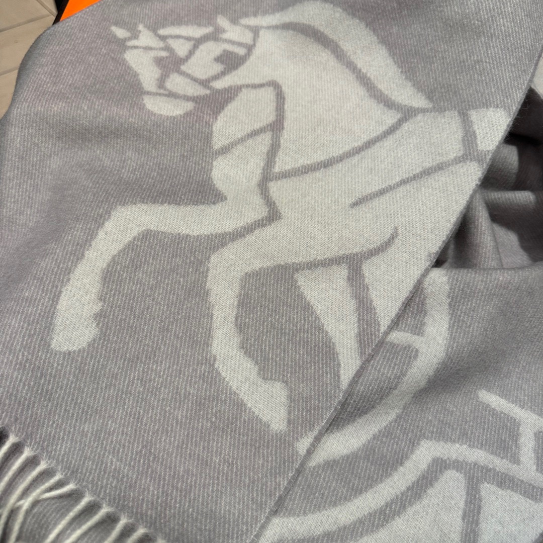 Hermes- double jacquard scarf with thick fringe