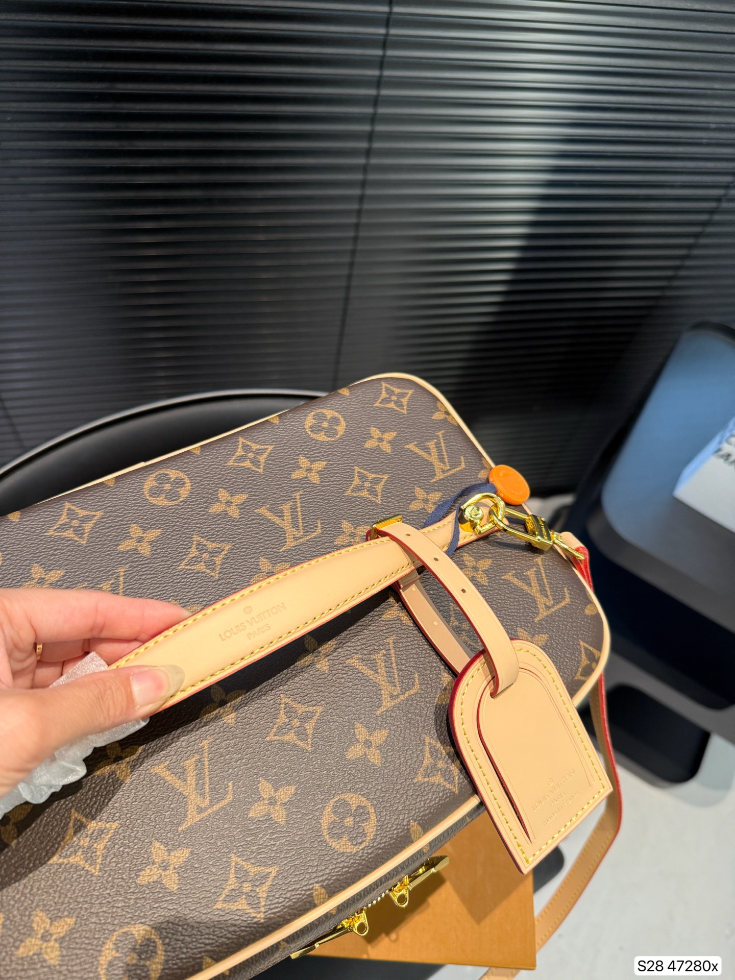 LV M44935 Nice Vanity