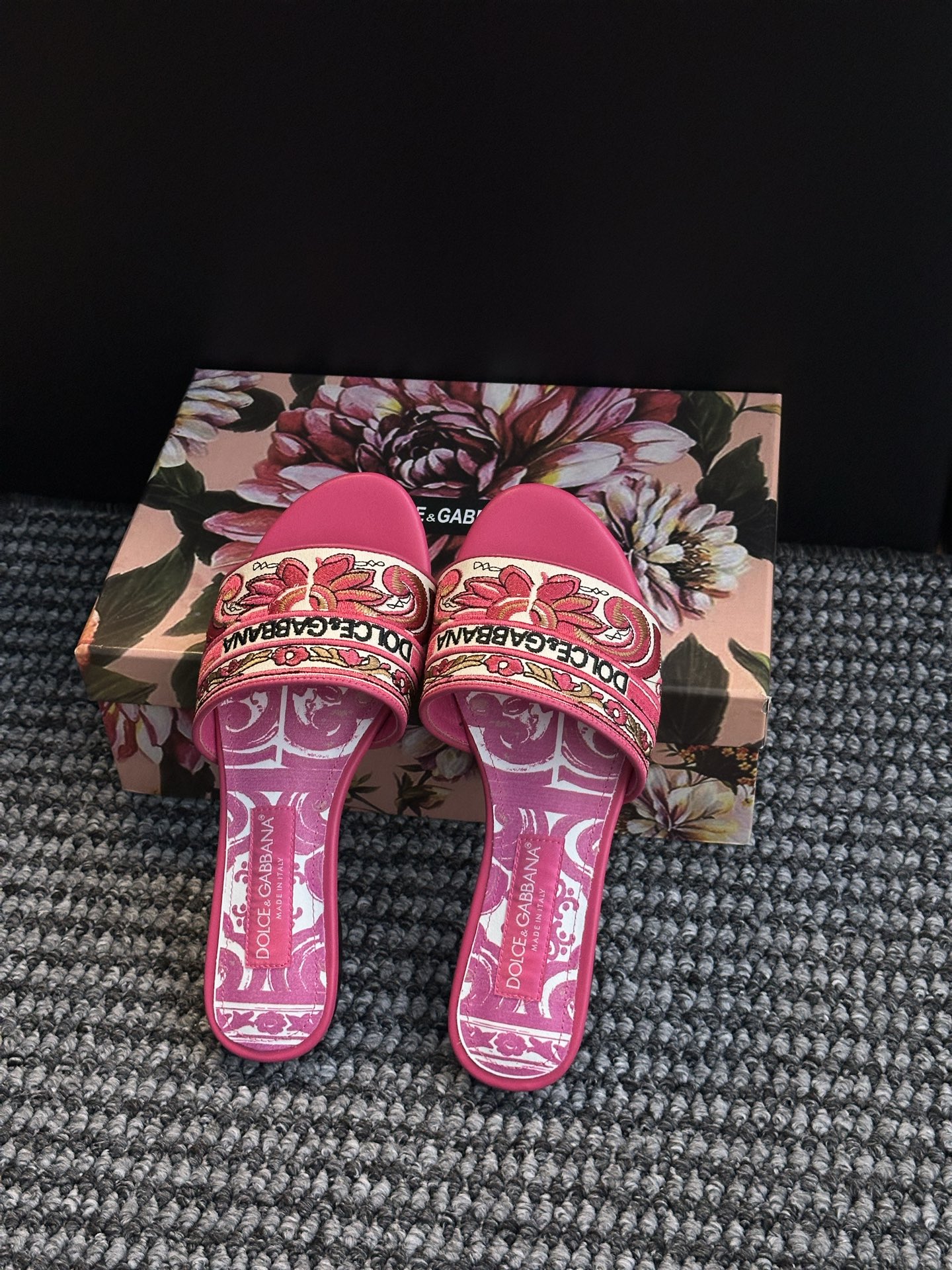 𝐃𝐎𝐋𝐂𝐄 & 𝐆𝐀𝐁𝐁𝐀𝐍𝐀 Summer Fashion Slides – LGOG Celebrity Style