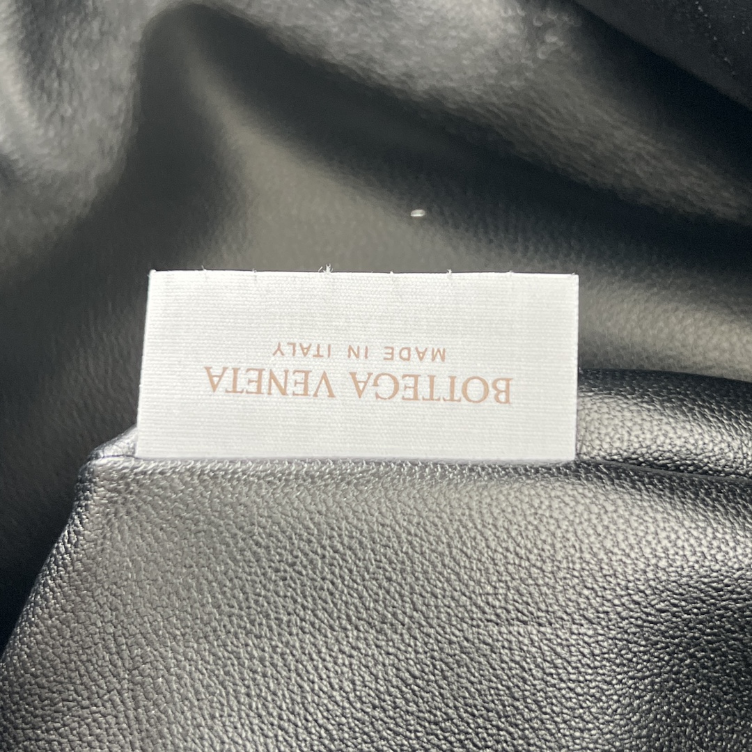 Bv New Runway HOP Bag (Model 786193)