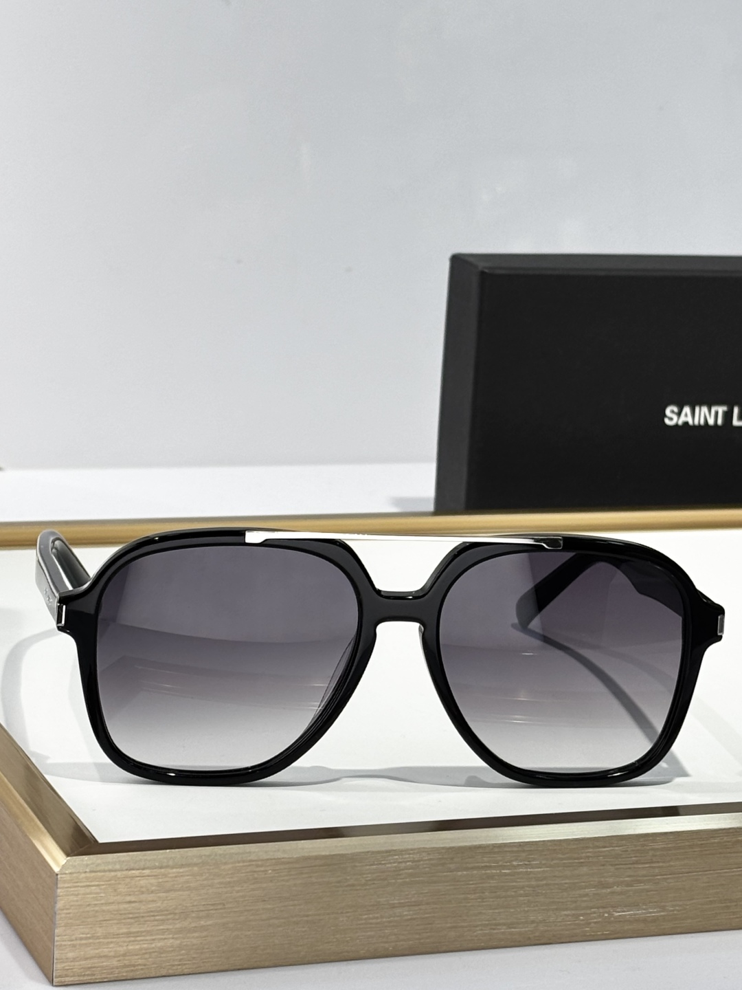 SAINT LAURENT – Model SL545