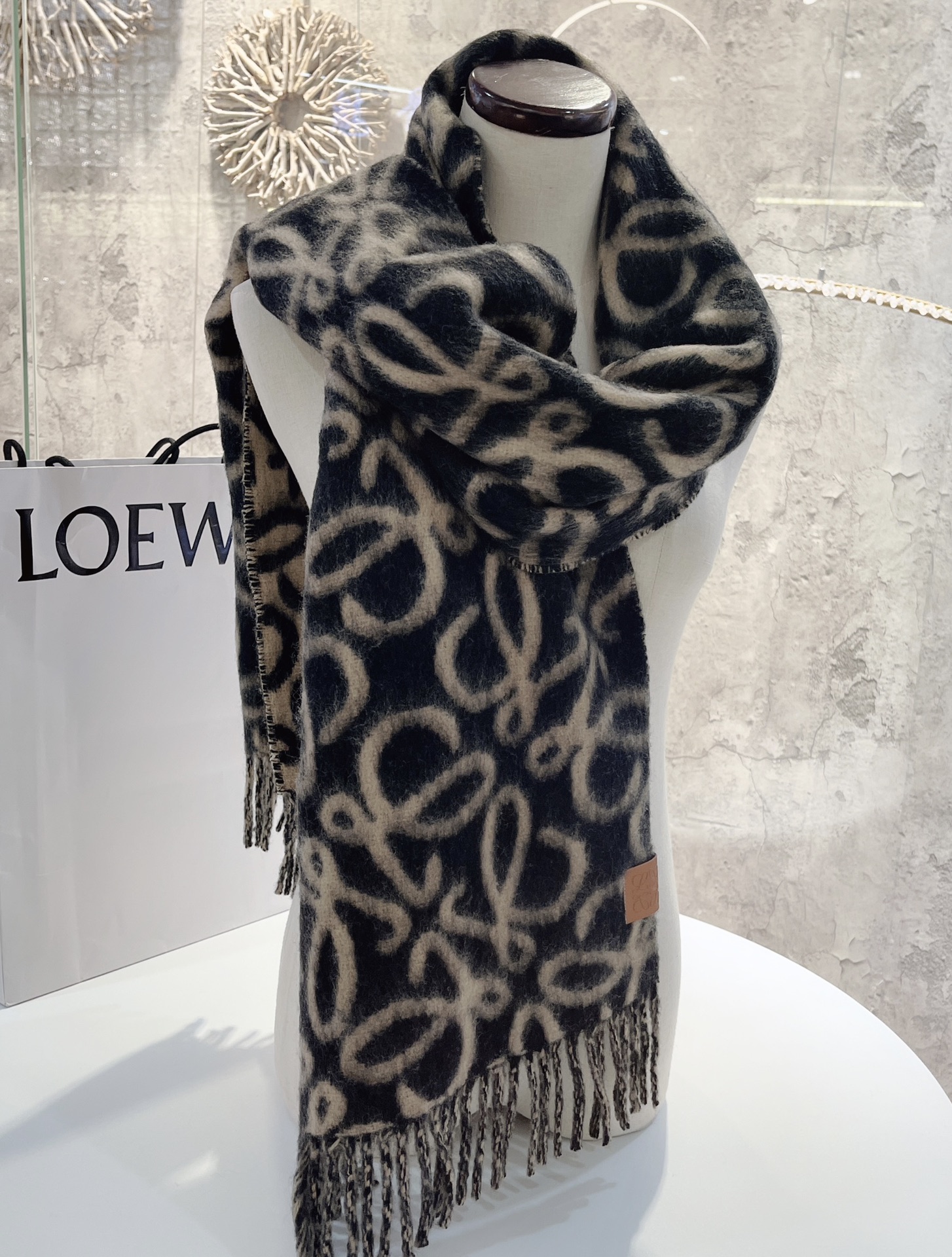𝐋𝐨𝐞𝐰𝐞-Wool scarf-black